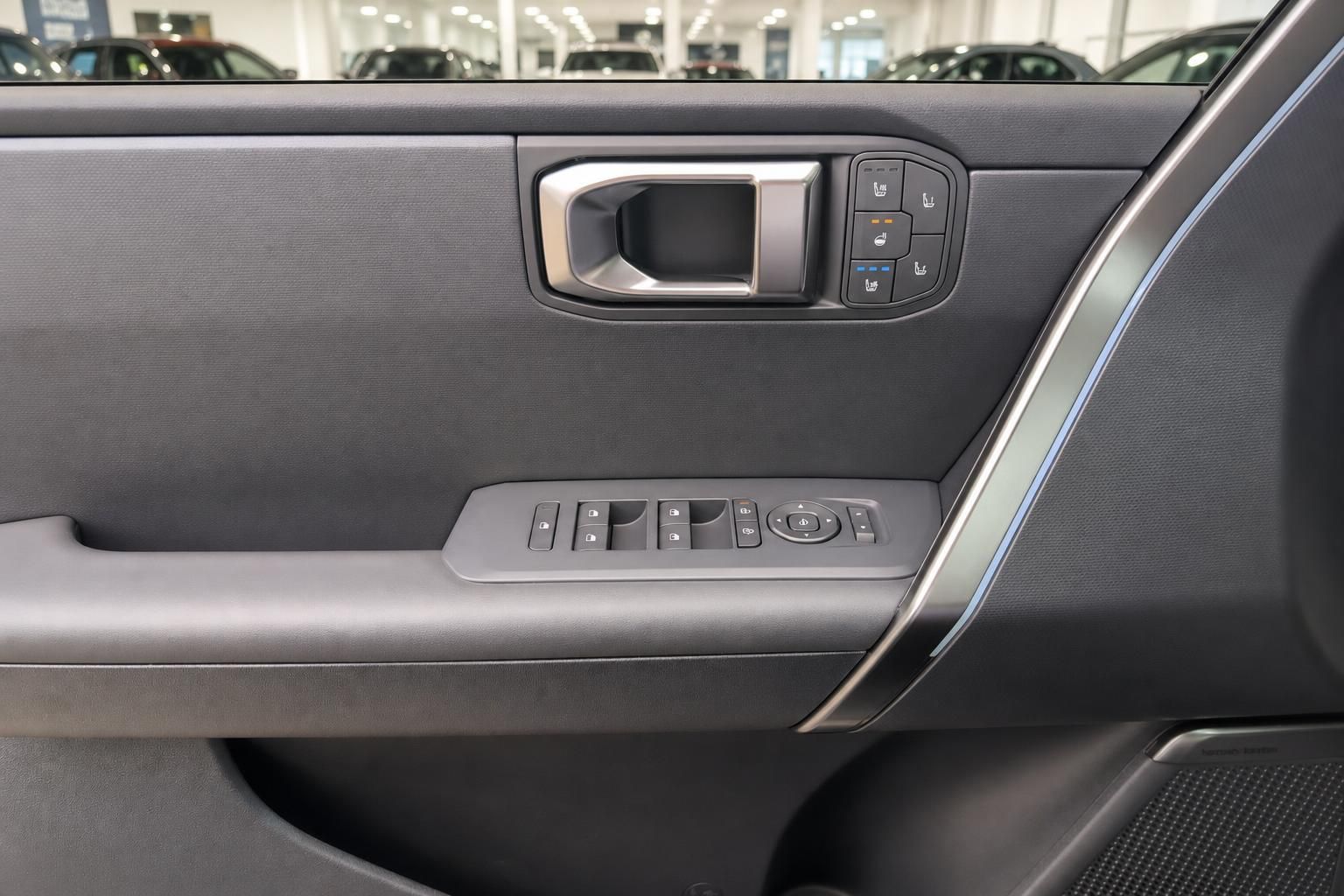 Kia Türverkleidung mit Fensterhebern und Sitzheizungstasten