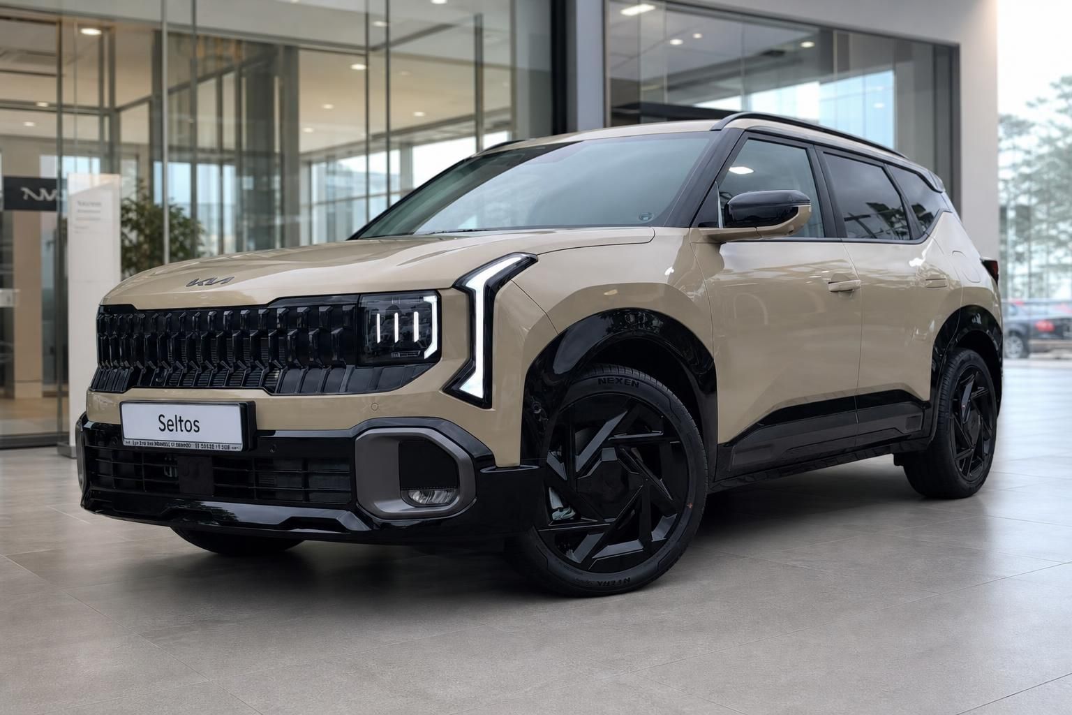 Kia Seltos Frontansicht in Beige mit schwarzen Felgen im Showroom
