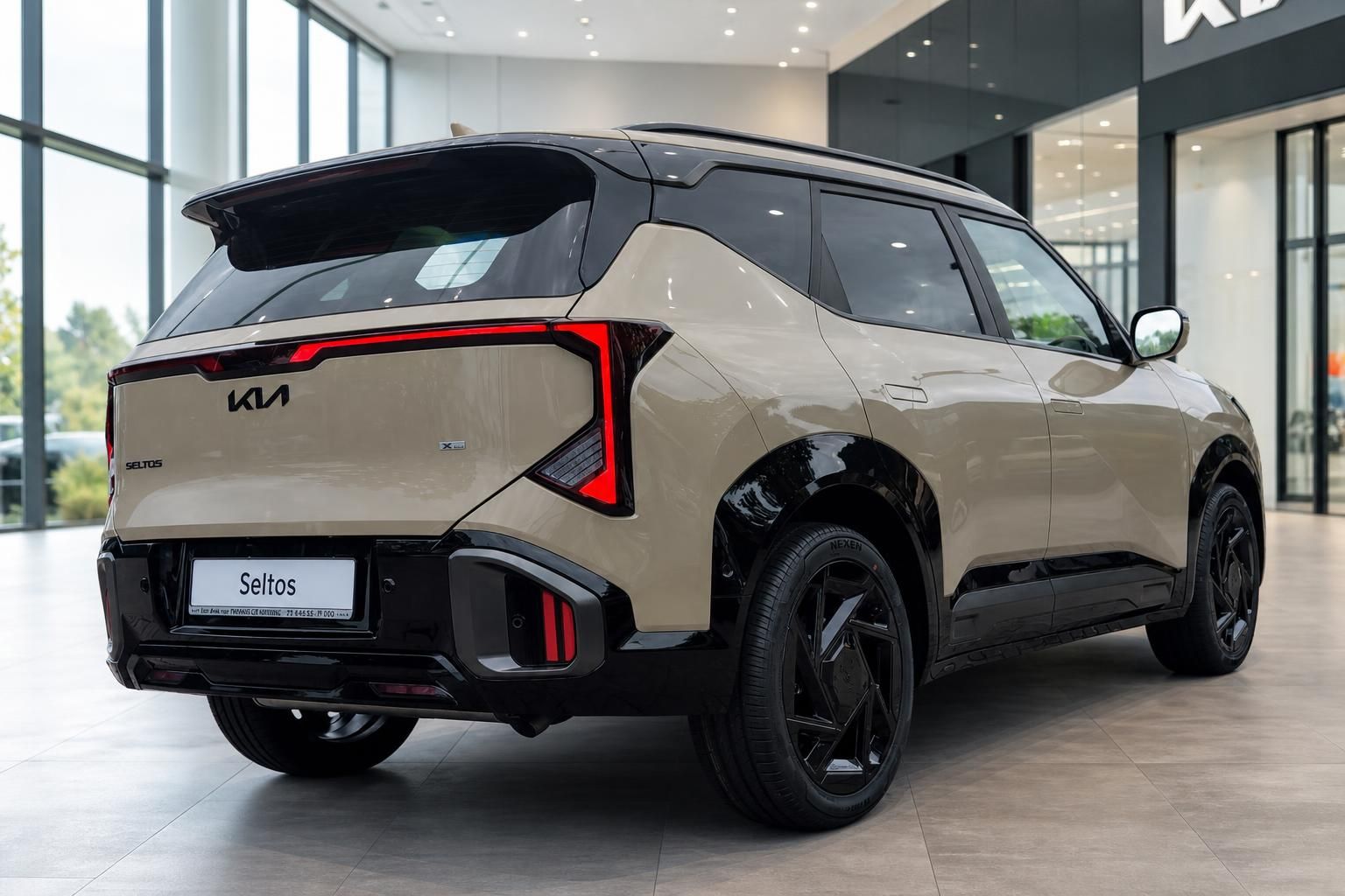 Kia Seltos Heck-Seitenansicht in Beige mit LED-Rückleuchten
