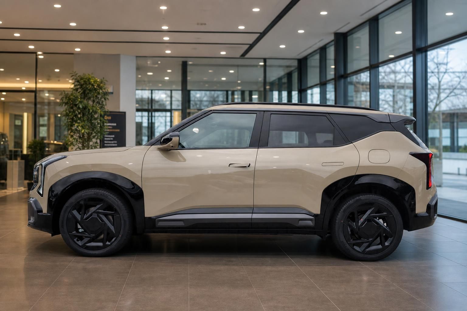 Kia Seltos Seitenansicht in Beige mit schwarzem Dach im Autohaus