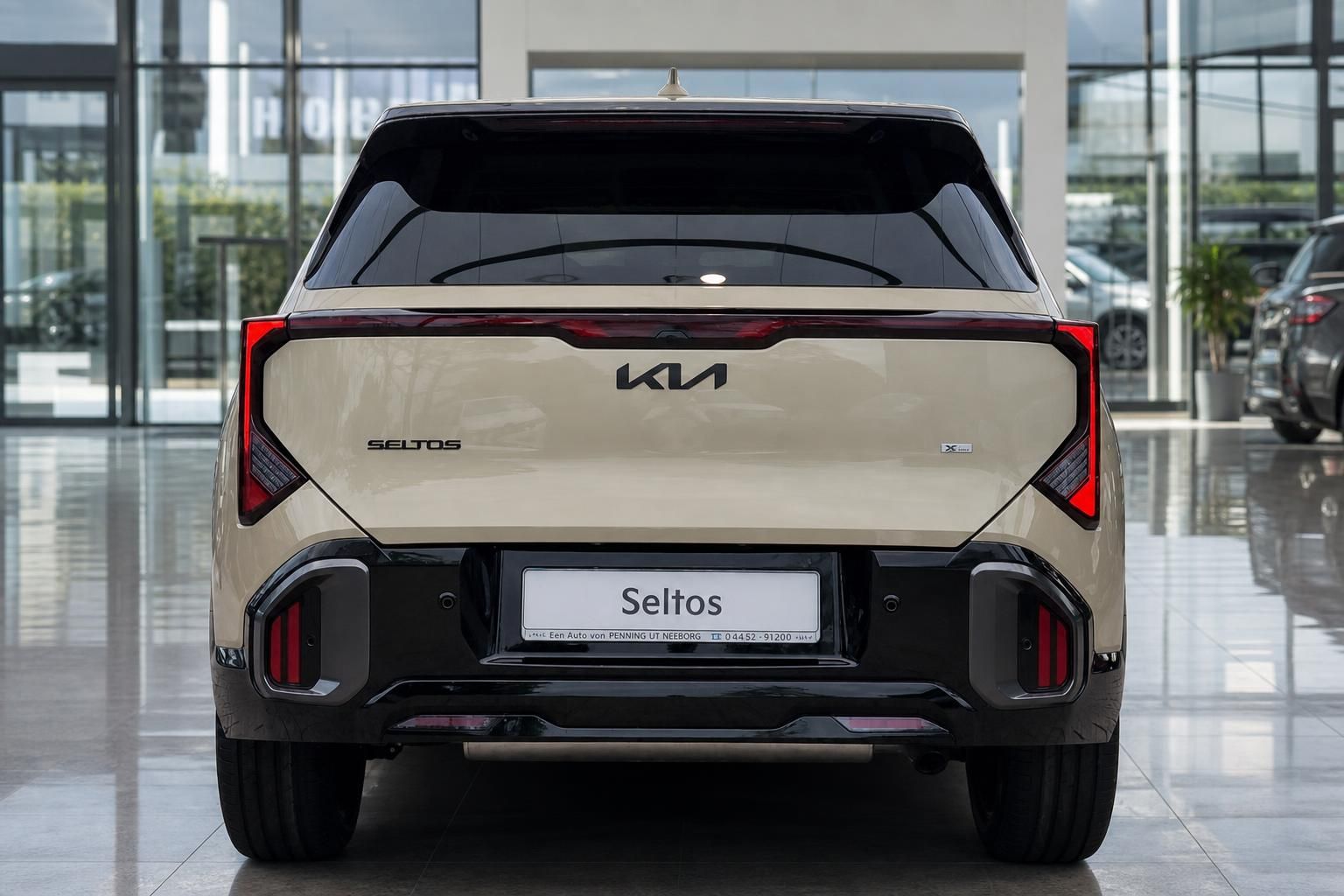 Kia Seltos in Beige, Heckansicht im Autohaus-Showroom