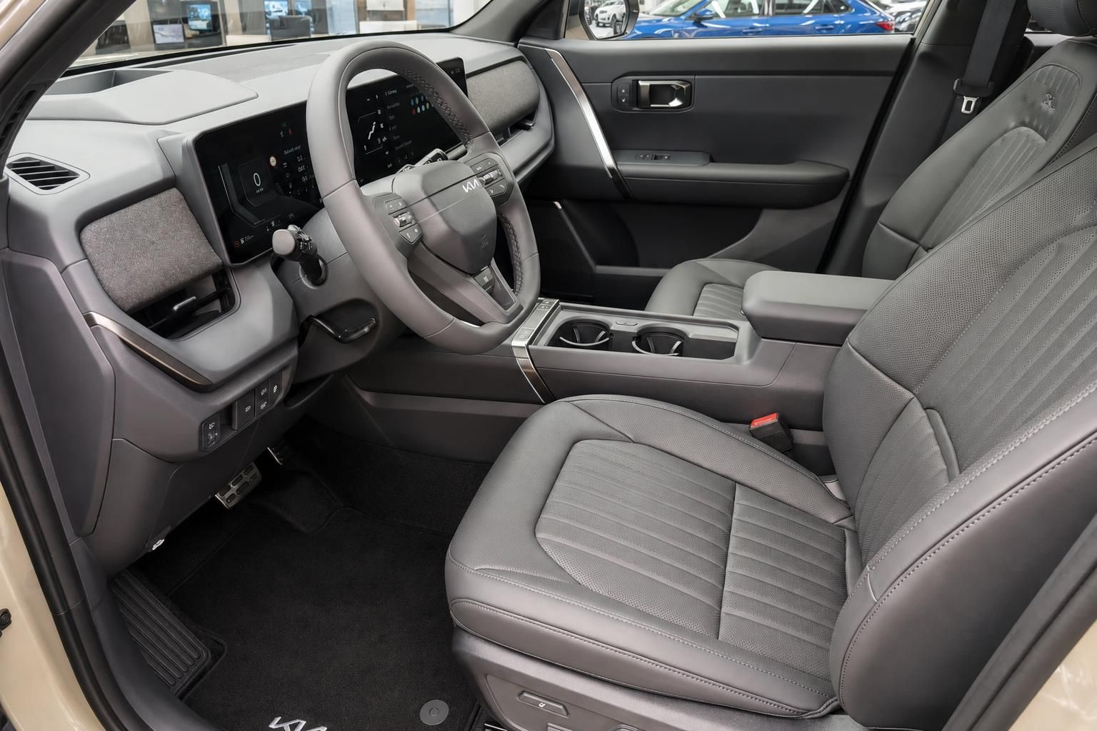 Fahrerkabine des Kia SUV mit Lenkrad, Sitzen und Mittelkonsole