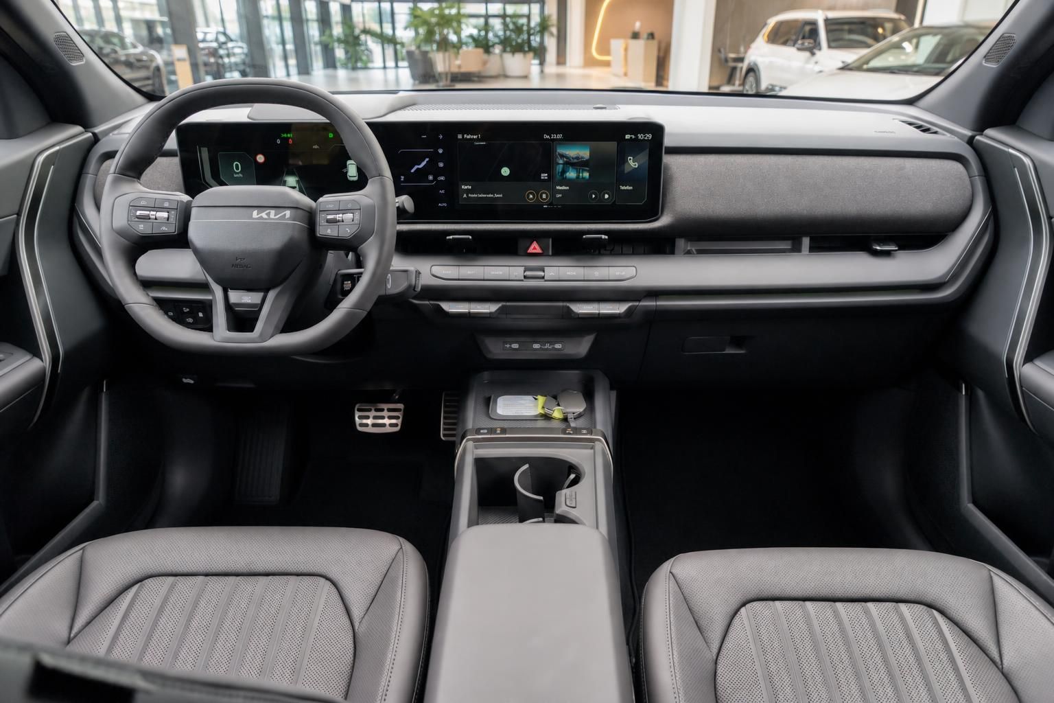 Kia Cockpit mit digitalem Display, Lenkrad und Ledersitzen im Detail