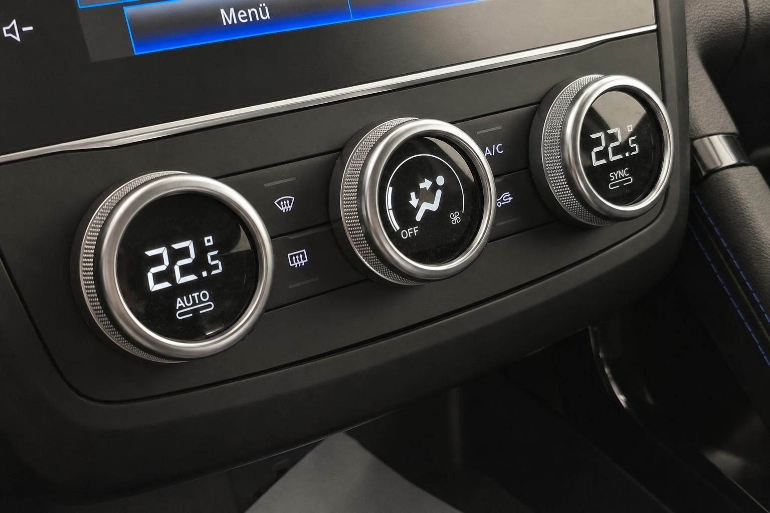 Digitale Klimaautomatik mit Temperaturanzeige im Fahrzeuginnenraum