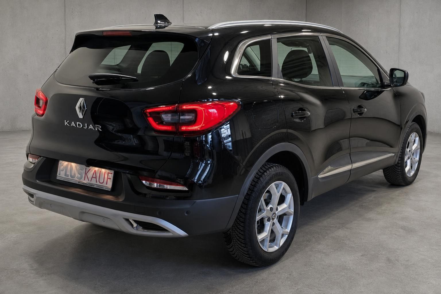 Renault Kadjar schwarz Heckansicht seitlich mit Kennzeichenhalter