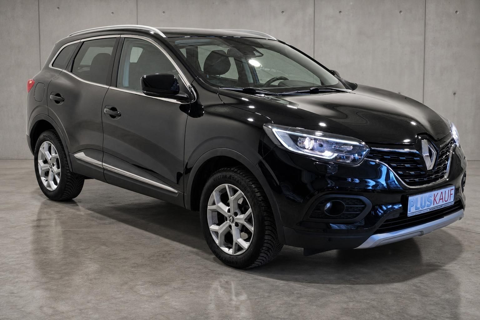 Renault Kadjar schwarz Frontansicht seitlich in Studioumgebung