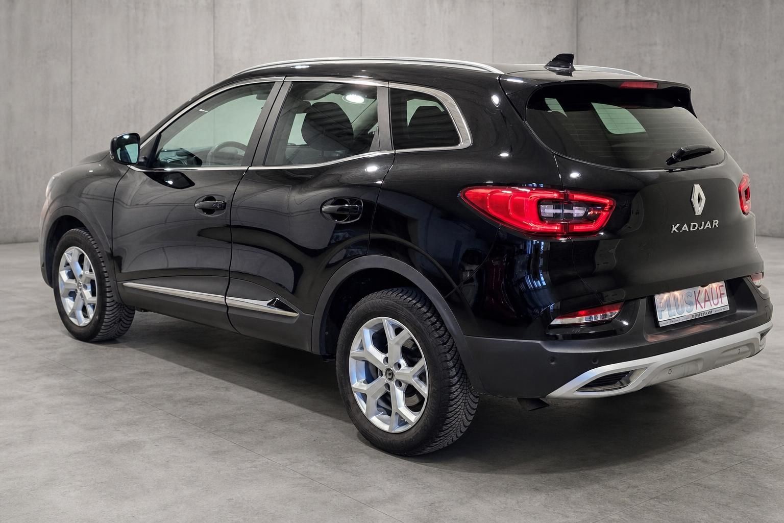 Renault Kadjar schwarz Heckansicht mit Kadjar Schriftzug und Ruecklichtern