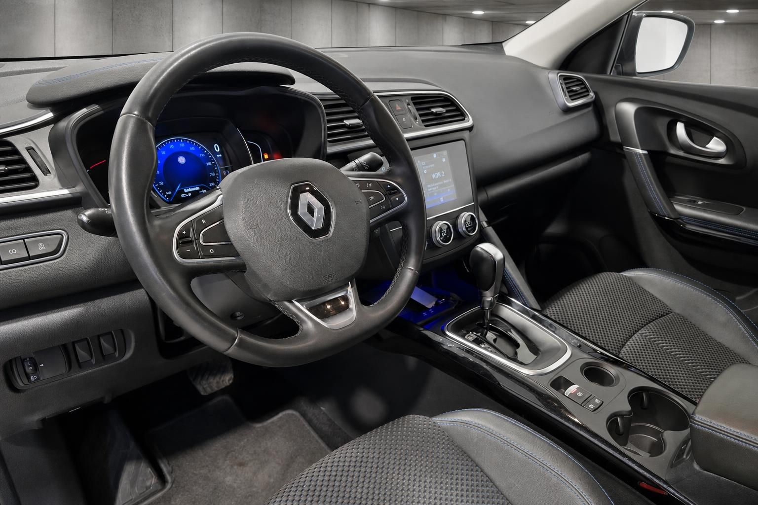 Renault Kadjar Innenraum mit Lenkrad, Cockpit und Automatikschaltung