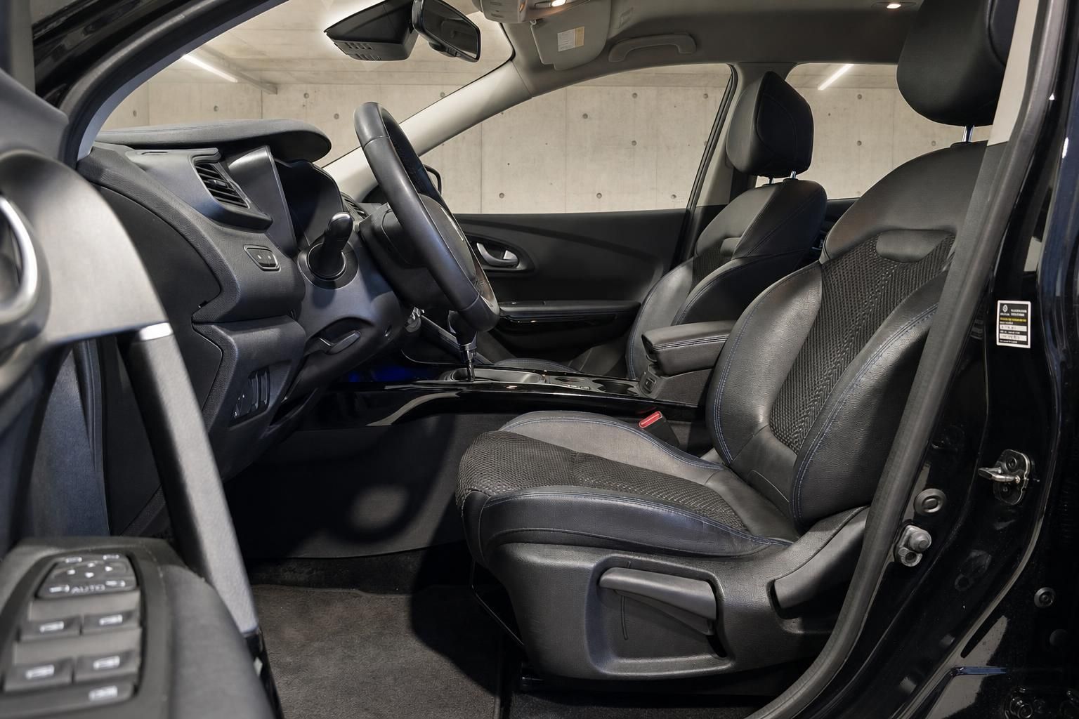 Vordersitze mit schwarzem Lederinterieur und Automatikgetriebe im Fahrzeug