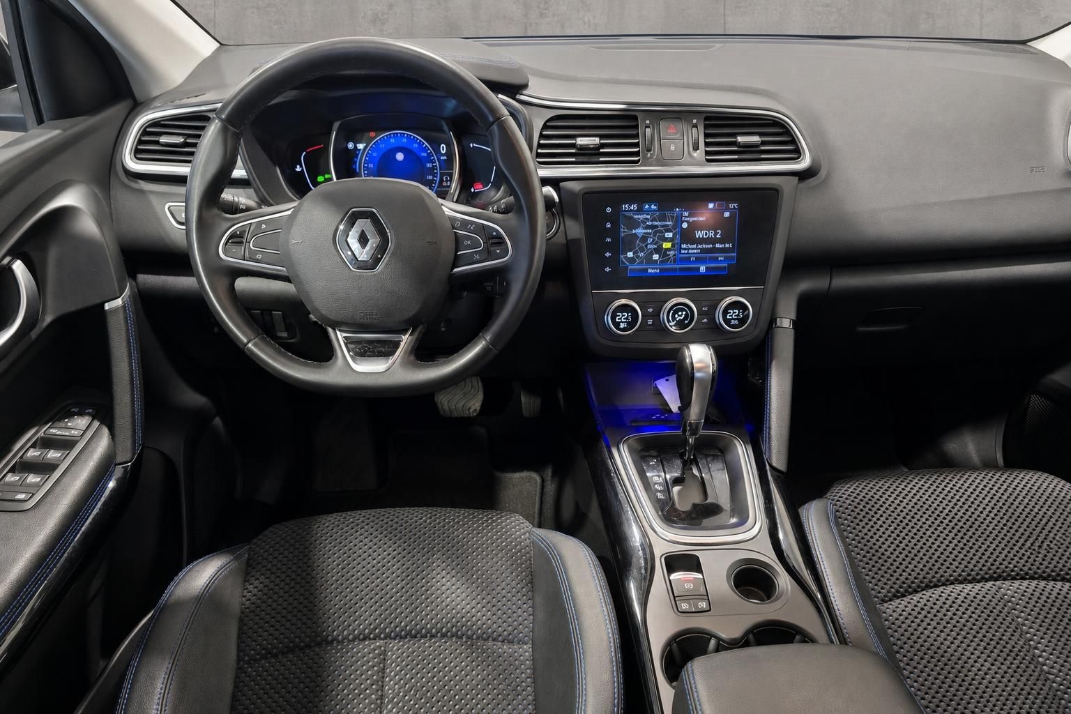 Cockpit mit Lenkrad, Navigationssystem und Automatikschaltung im Renault