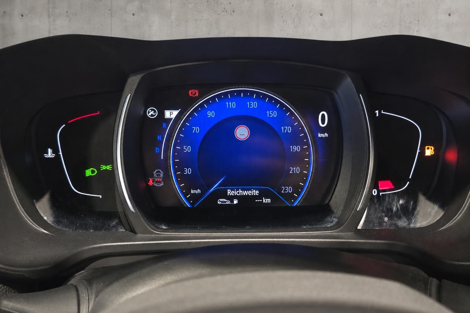 Digitales Kombiinstrument mit Tachometer und Reichweitenanzeige im Fahrzeug