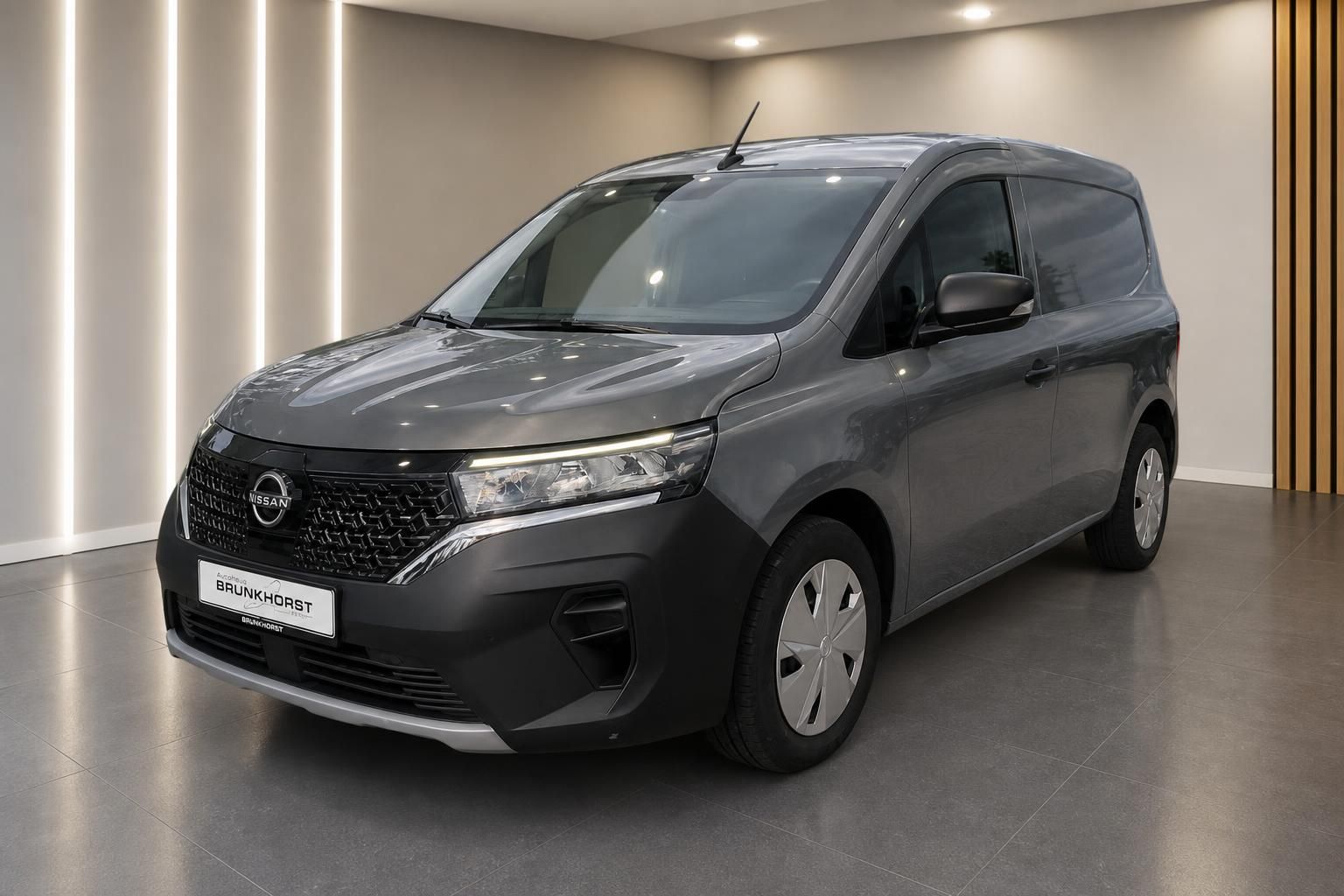 Grauer Nissan Townstar Kastenwagen Seitenansicht im Showroom - Nutzfahrzeug mit V-Motion Grill
