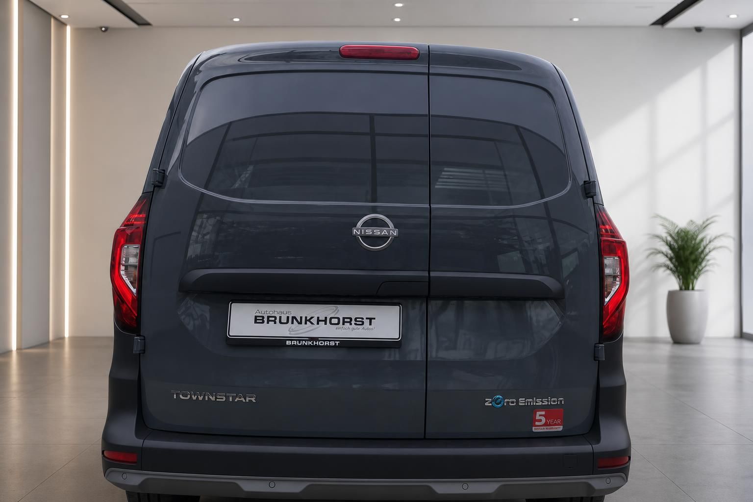 Nissan Townstar Heckansicht mit Hecktüren und Zero Emission Badge - Elektro Kastenwagen