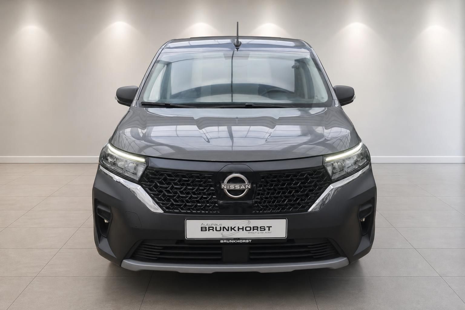 Nissan Townstar Frontansicht mit charakteristischem V-Motion Kühlergrill und LED-Scheinwerfern