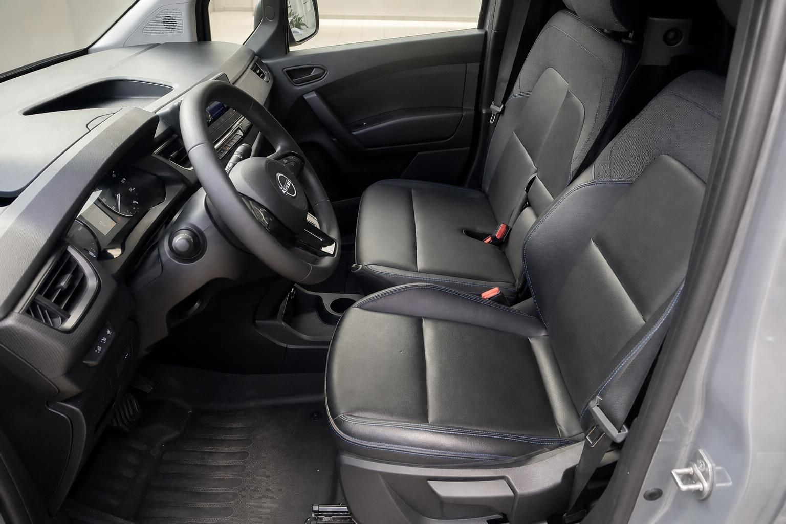 Nissan Townstar Innenraum vorne - Fahrersitz und Beifahrersitz mit grauem Stoffbezug