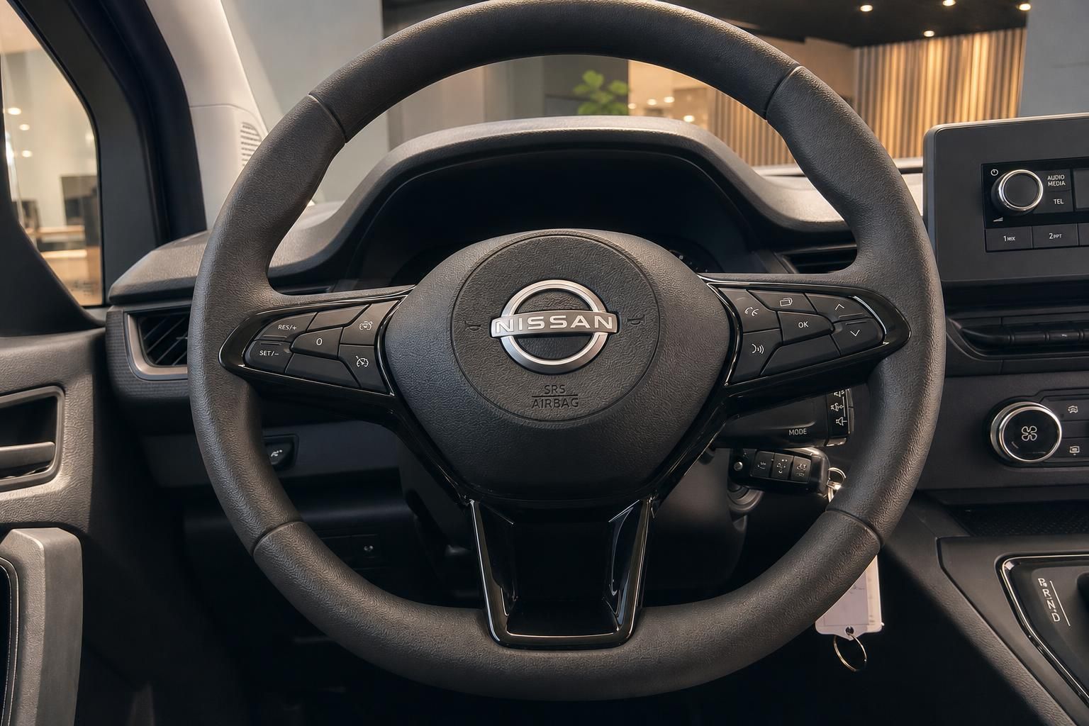 Nissan Fahrzeug Innenraum - Lenkrad mit Multifunktionstasten und Armaturenbrett