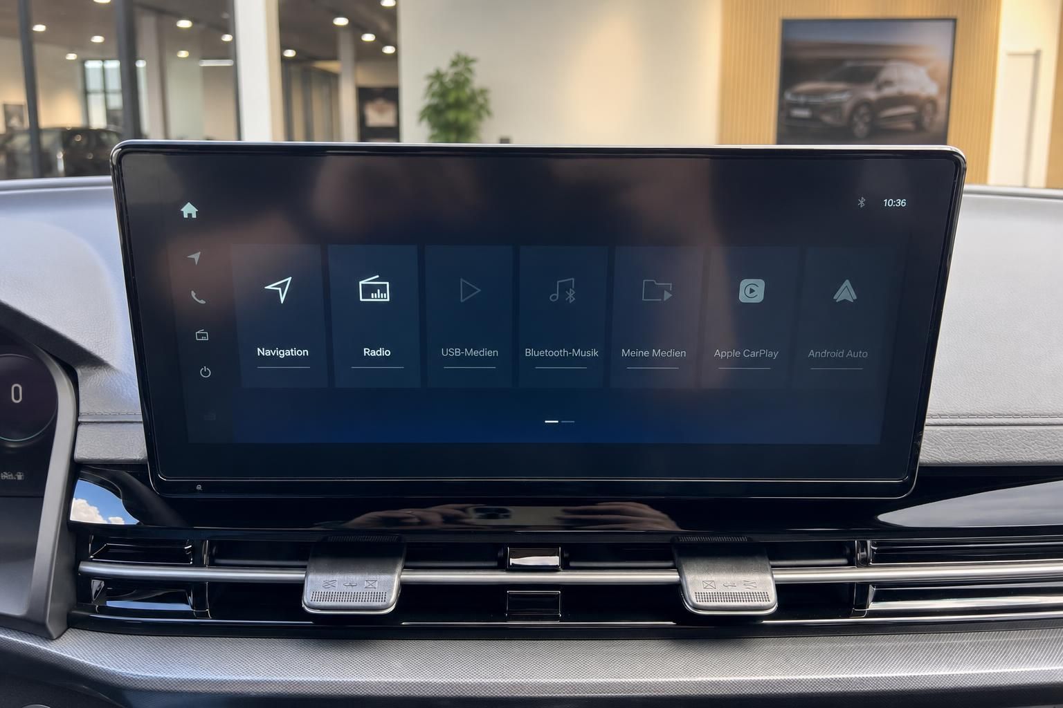 Fahrzeug Infotainment-Touchscreen mit Navigation, Radio, Apple CarPlay und Android Auto