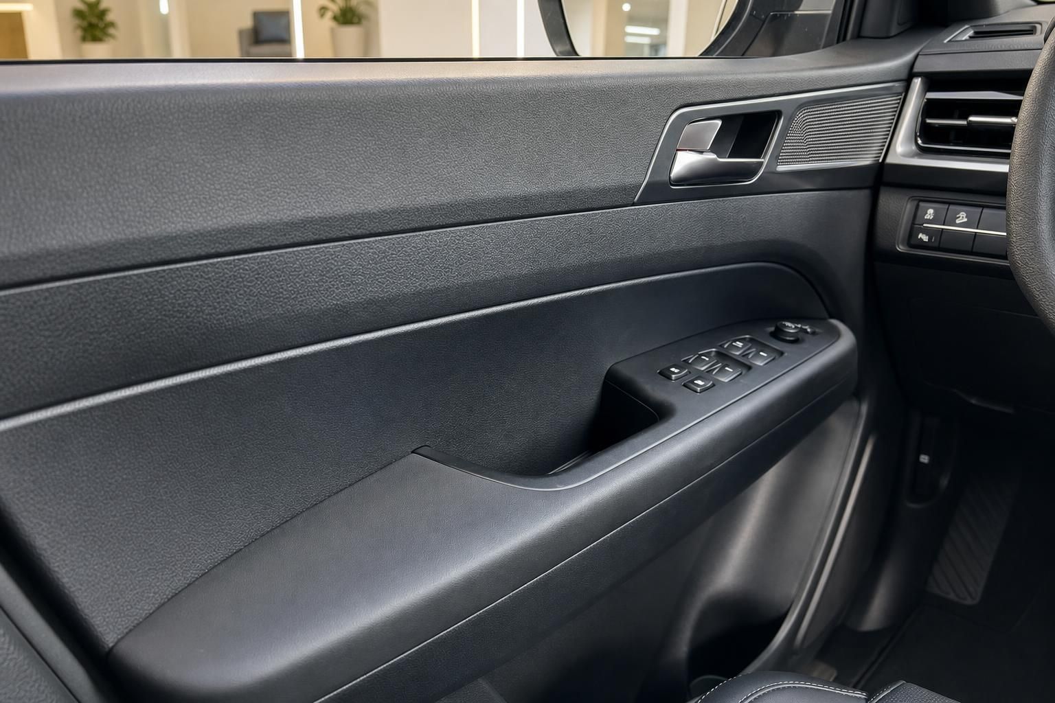SUV Fahrertür Innenverkleidung mit Fensterheber-Schaltern und Türgriff in Schwarz