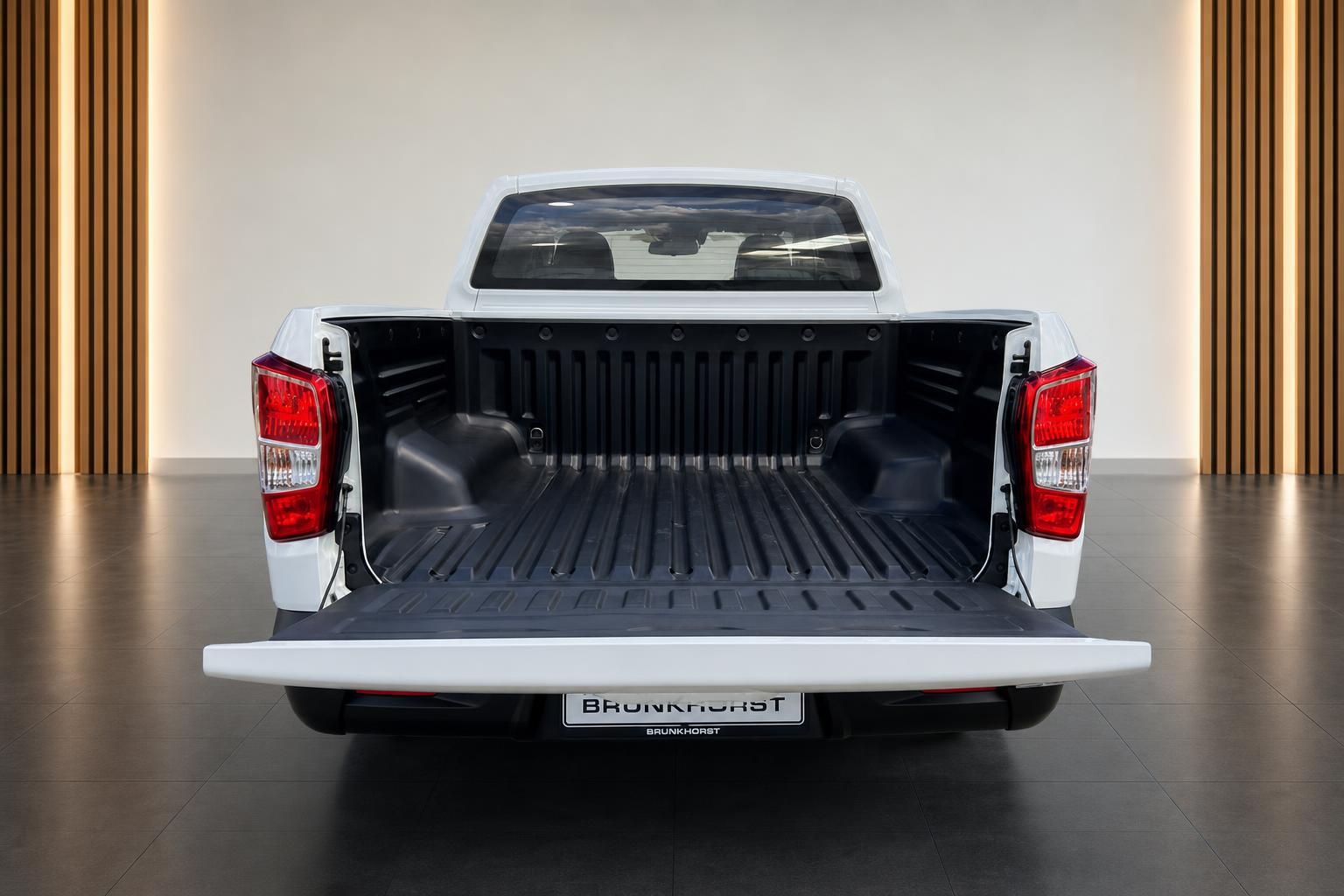 Weißer Pickup-Truck Heckansicht mit geöffneter Ladefläche im Autohaus