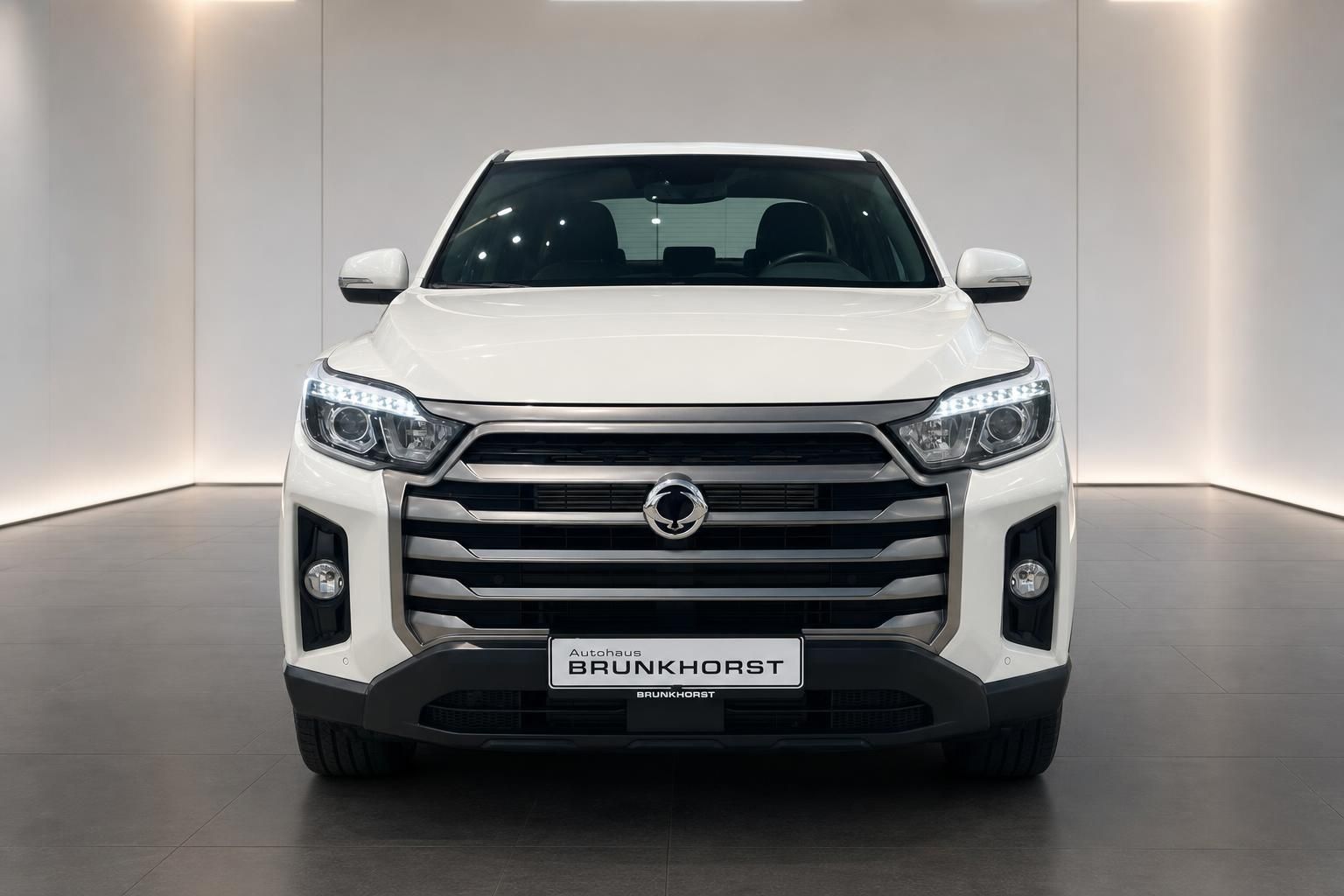 KGM SsangYong Pickup weiss Frontansicht LED-Scheinwerfer Kühlergrill Autohaus Brunkhorst