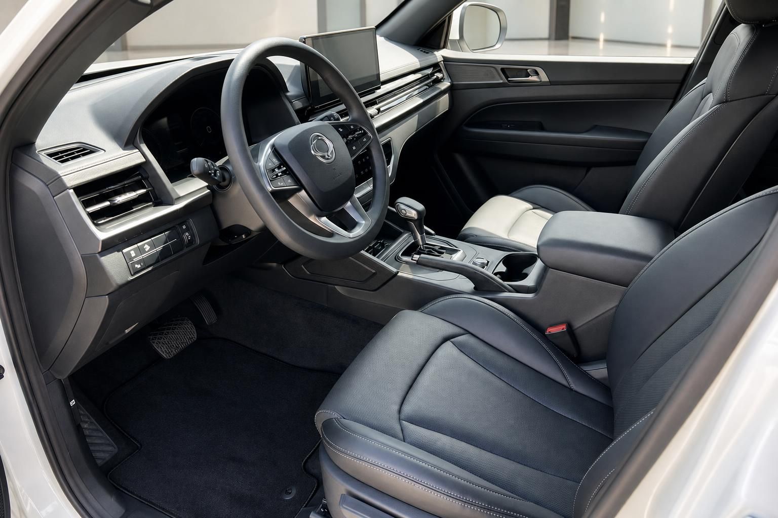 KGM SsangYong Innenraum Cockpit schwarzes Leder Lenkrad Touchscreen Automatik
