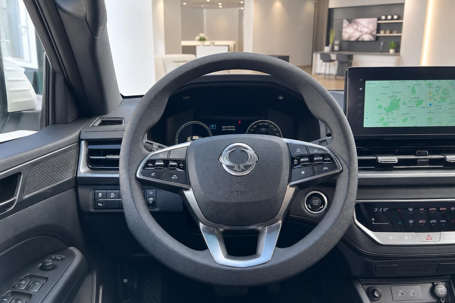 SsangYong Innenraum mit Lenkrad, digitalem Cockpit und Navigationsdisplay im Autohaus