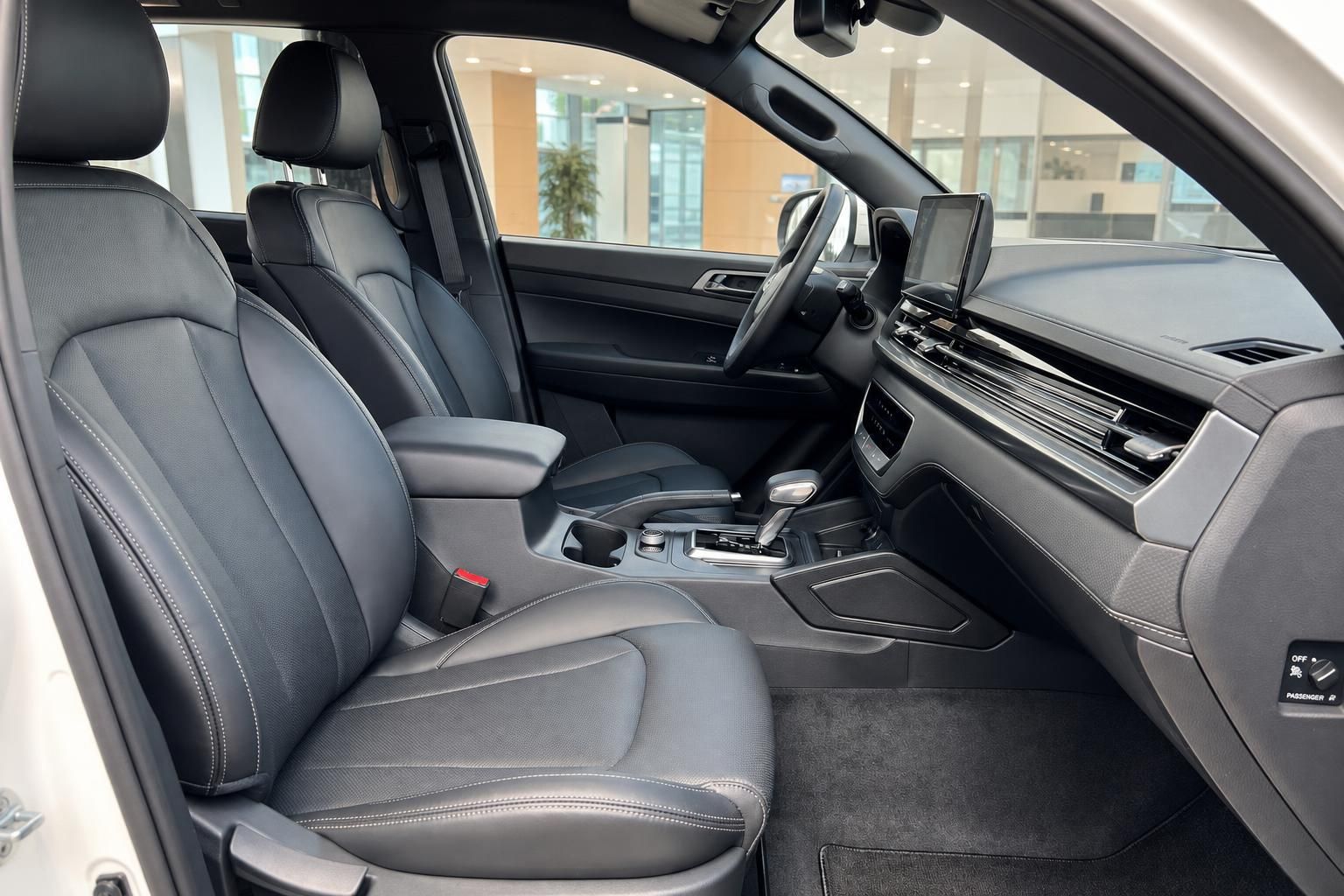 SUV Innenraum Vordersitze mit schwarzem Leder, Mittelkonsole und Infotainment-Display