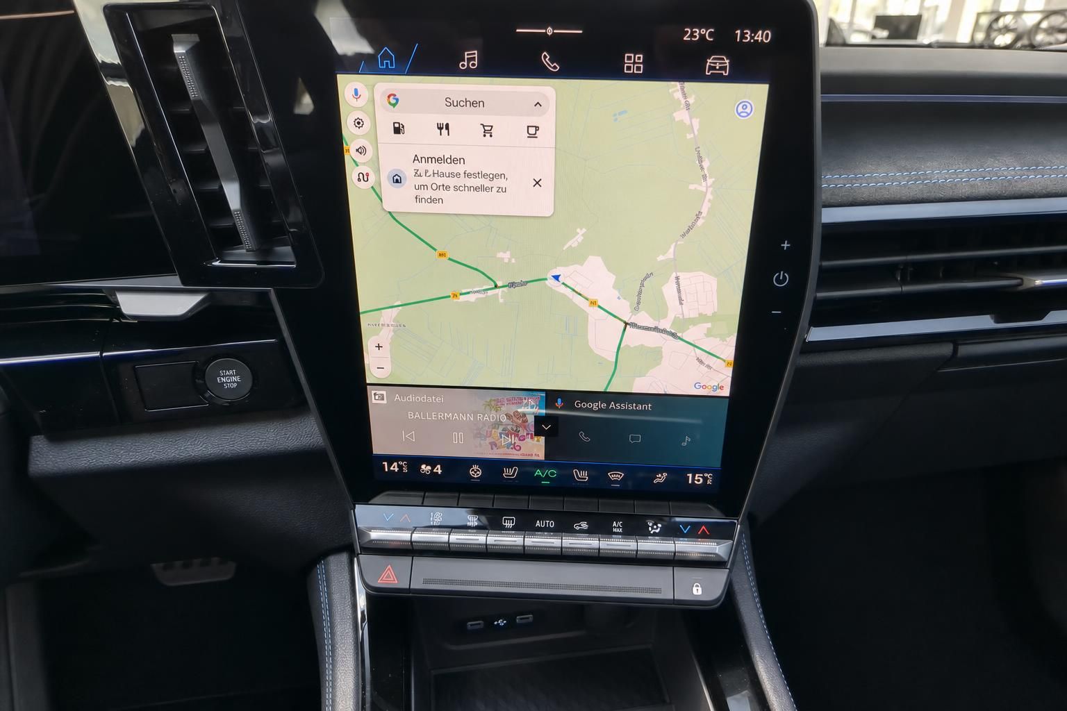 Infotainment-Touchscreen mit Navigation und Klimabedienung im Auto