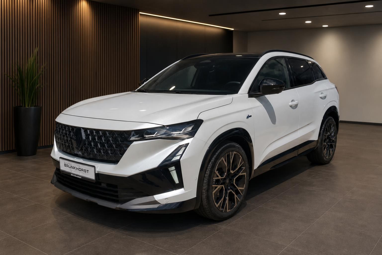 Renault Austral in Weiß, Frontansicht schräg im Autohaus Brunkhorst