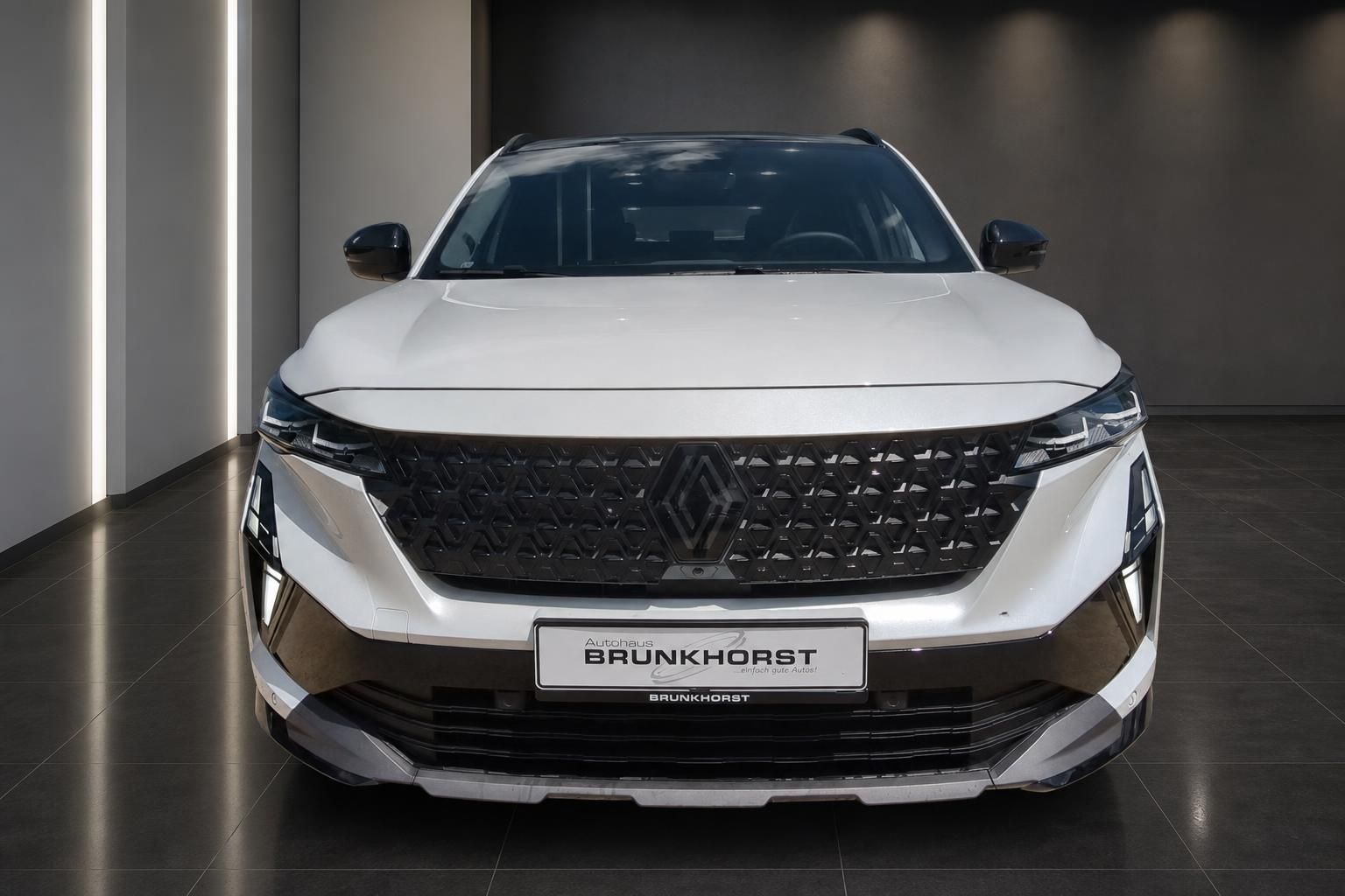 Renault Austral weiß, Frontansicht im Autohaus Brunkhorst
