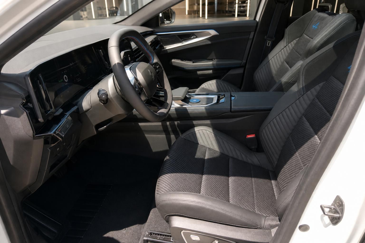 Renault Austral Innenraum, Vordersitze und Cockpit im Detail