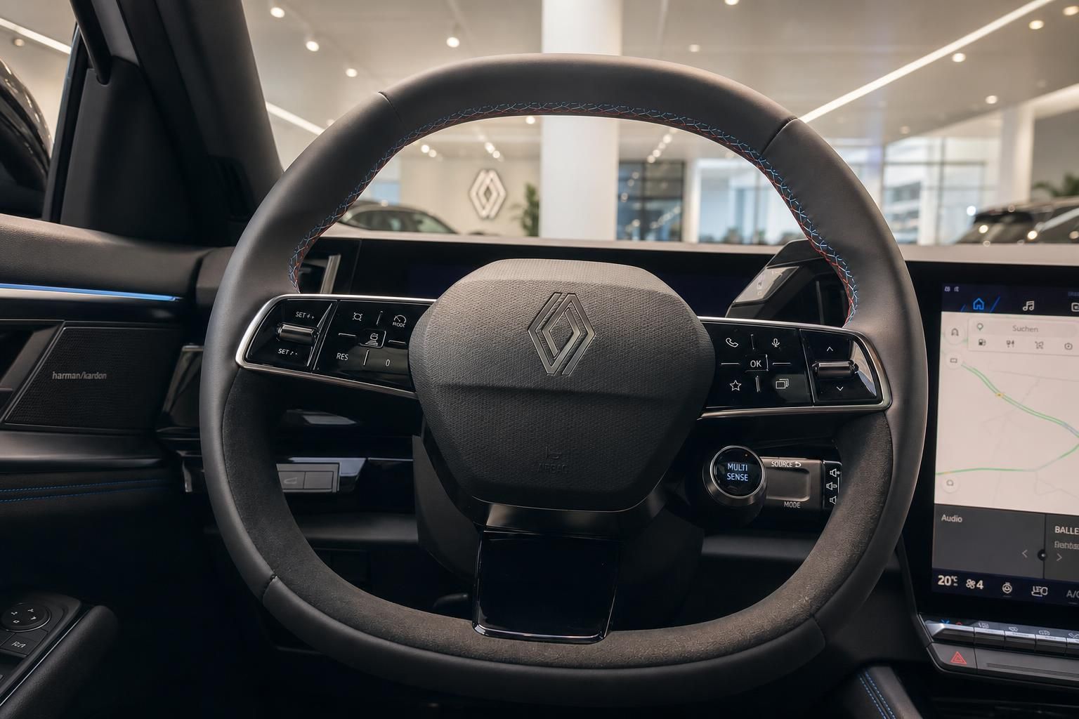 Renault Lenkrad mit Multifunktionstasten und digitalem Cockpit im Innenraum