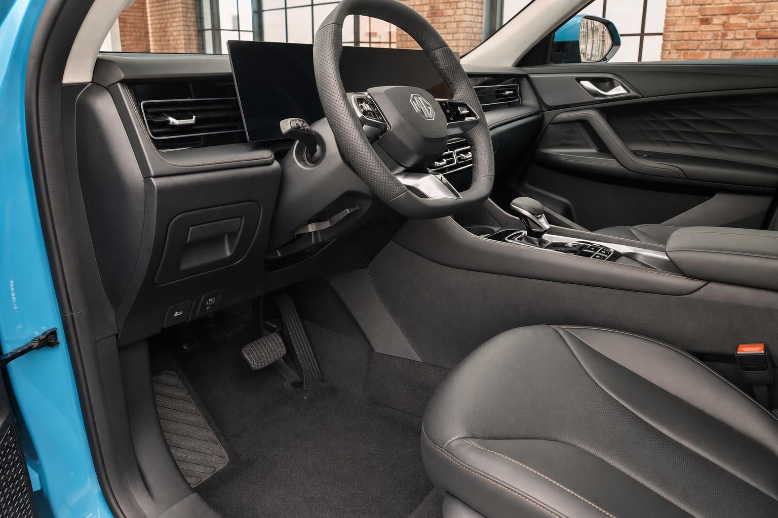 MG SUV Innenraum – Cockpit mit Lenkrad, Touchscreen, Ledersitz und Mittelkonsole