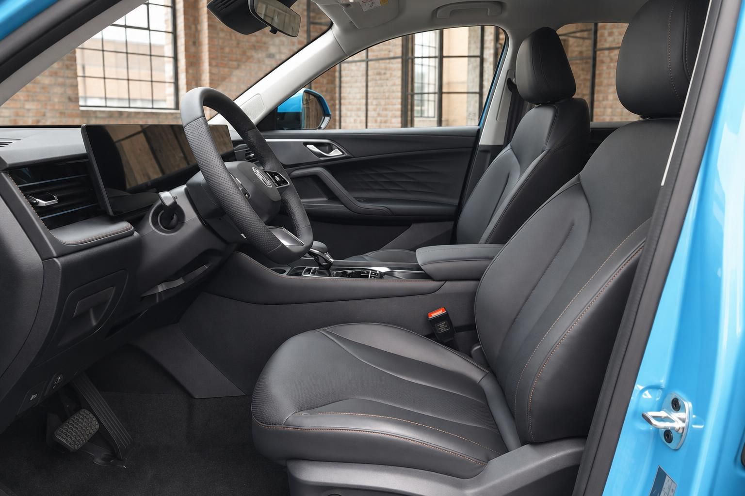 MG SUV Innenraum Fahrerseite mit Ledersitzen, Lenkrad und Mittelkonsole in Schwarz