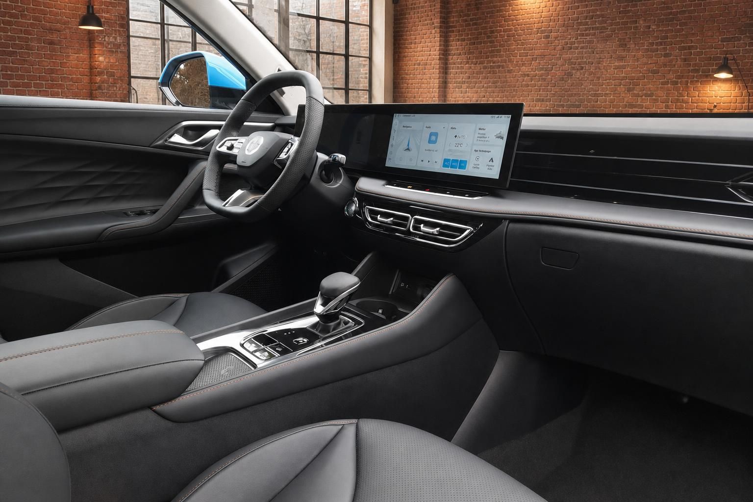 MG SUV Innenraum mit Infotainment-Touchscreen, Mittelkonsole und schwarzen Ledersitzen