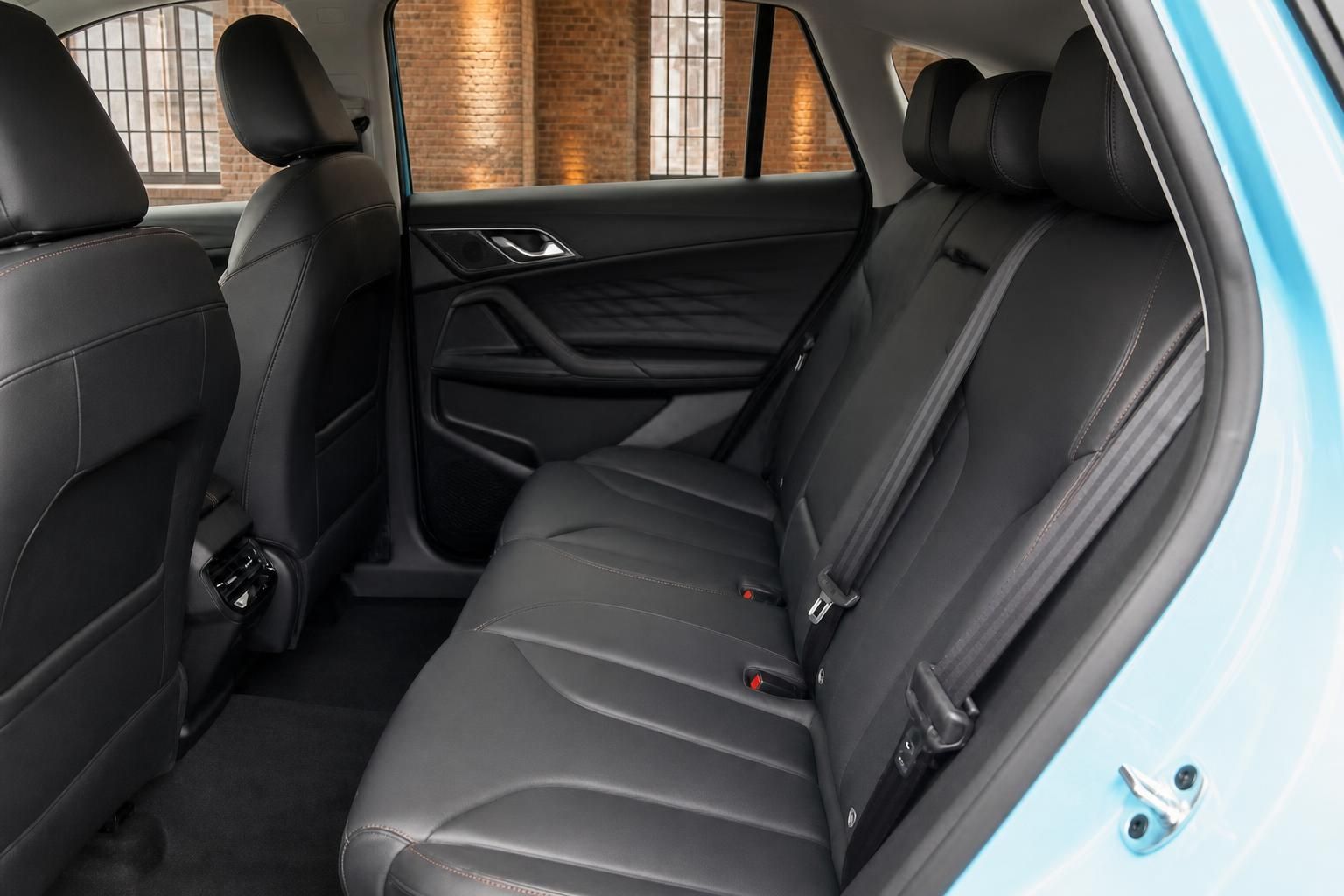 MG SUV Innenraum Rücksitzbank mit schwarzem Leder und orangefarbener Kontrastnaht