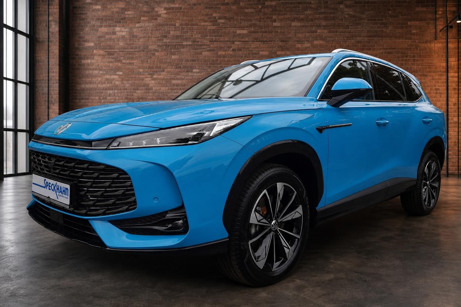 MG HS Hybrid SUV in Blau – Frontansicht schräg rechts, Showroom-Aufnahme