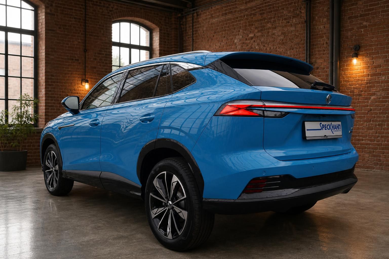 MG HS Hybrid SUV in Blau – Heckansicht schräg links, LED-Rückleuchten