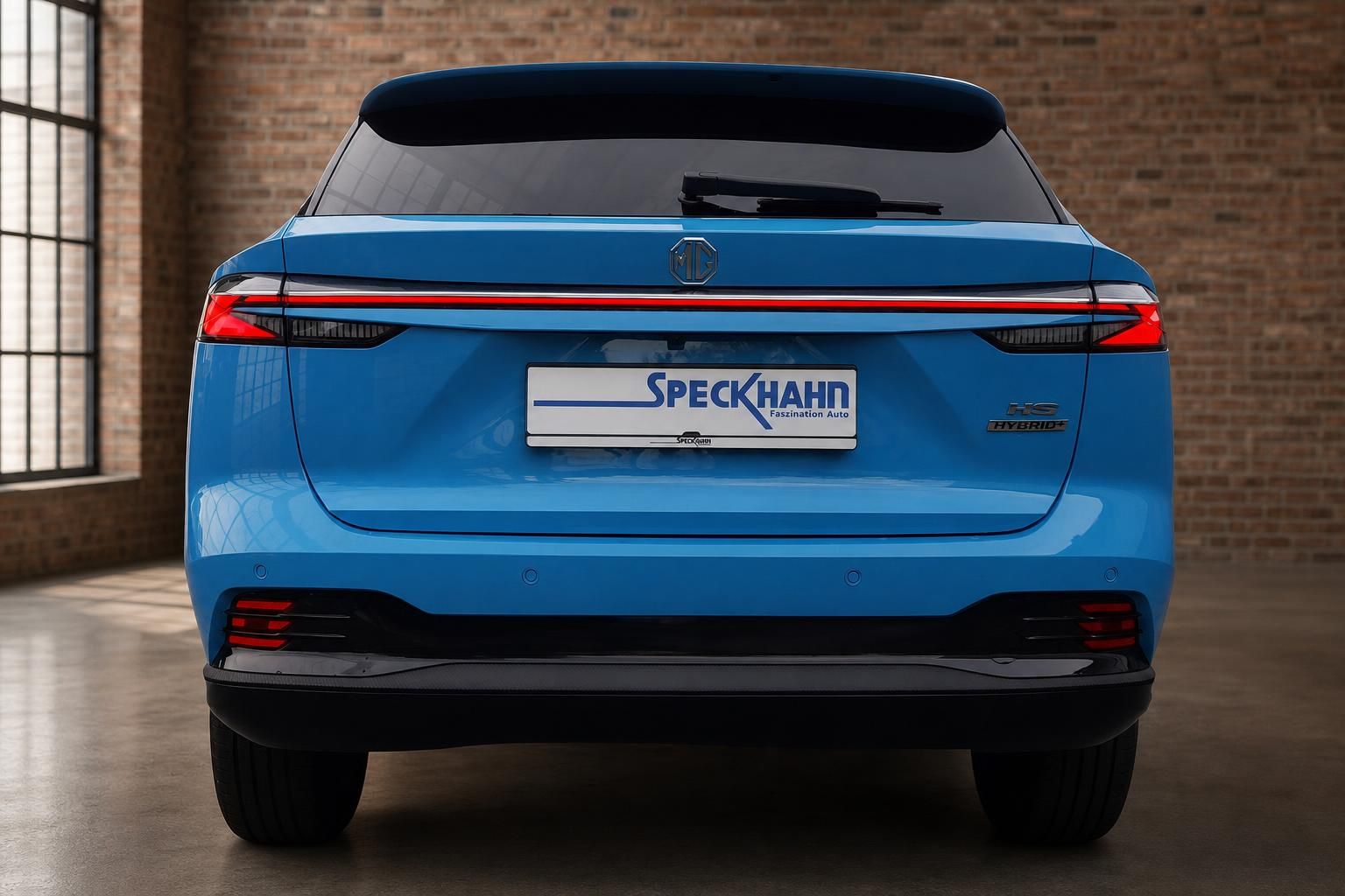 MG HS Hybrid+ SUV in Blau – direkte Heckansicht, durchgehendes LED-Leuchtenband