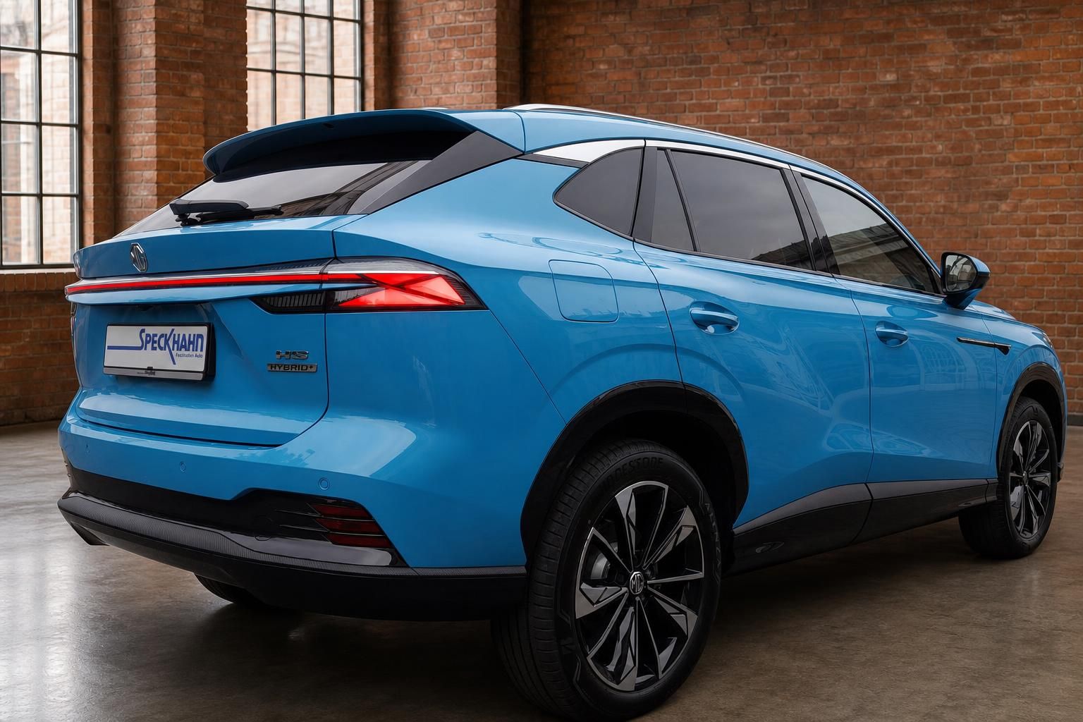 MG HS Hybrid+ SUV in Blau – Heckansicht schräg rechts, Spoiler & Alufelgen
