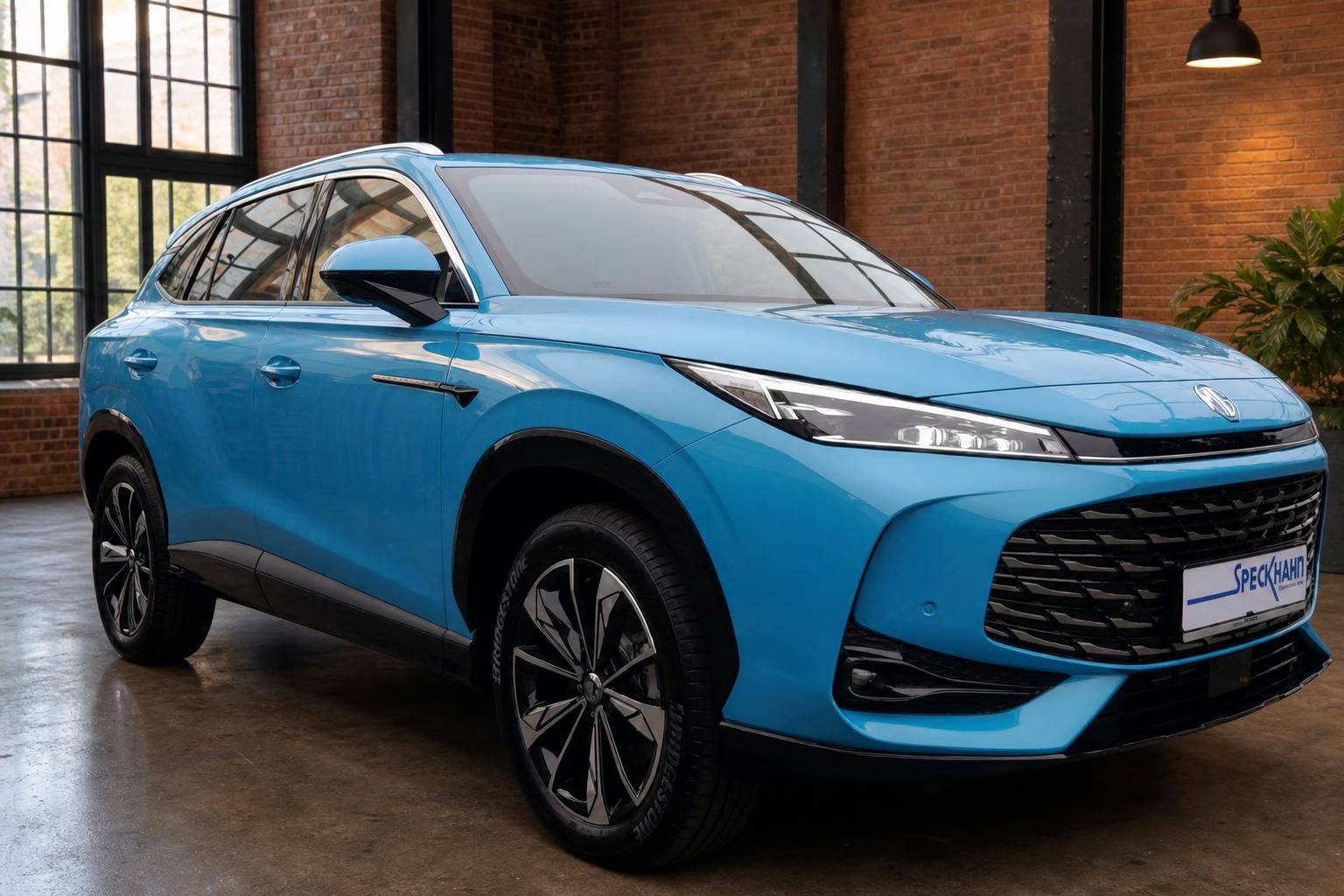MG HS Hybrid SUV in Blau – Frontansicht schräg, Innenraum-Showroom
