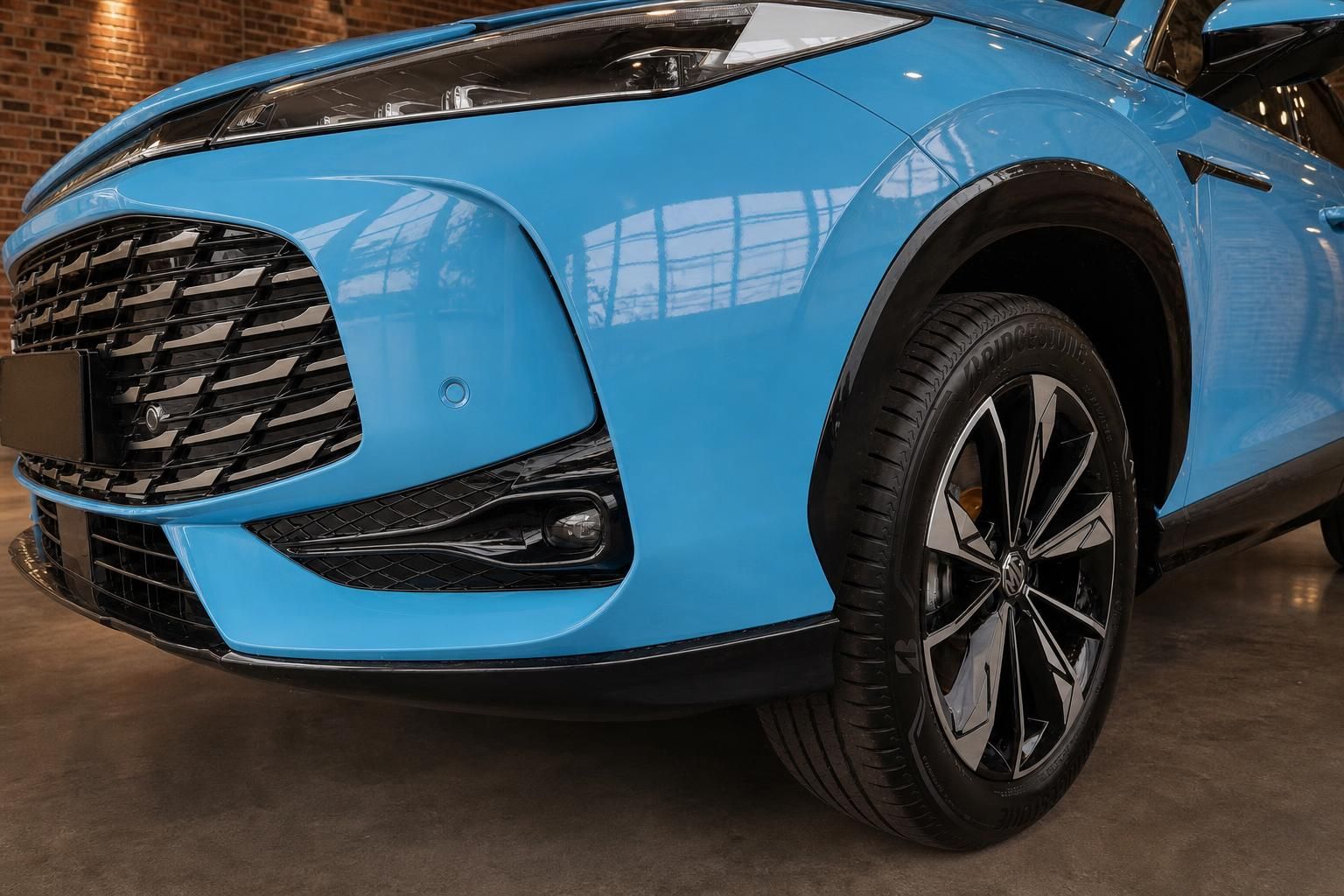 MG SUV blau – Frontpartie mit Kühlergrill, LED-Nebelscheinwerfer und Leichtmetallfelge