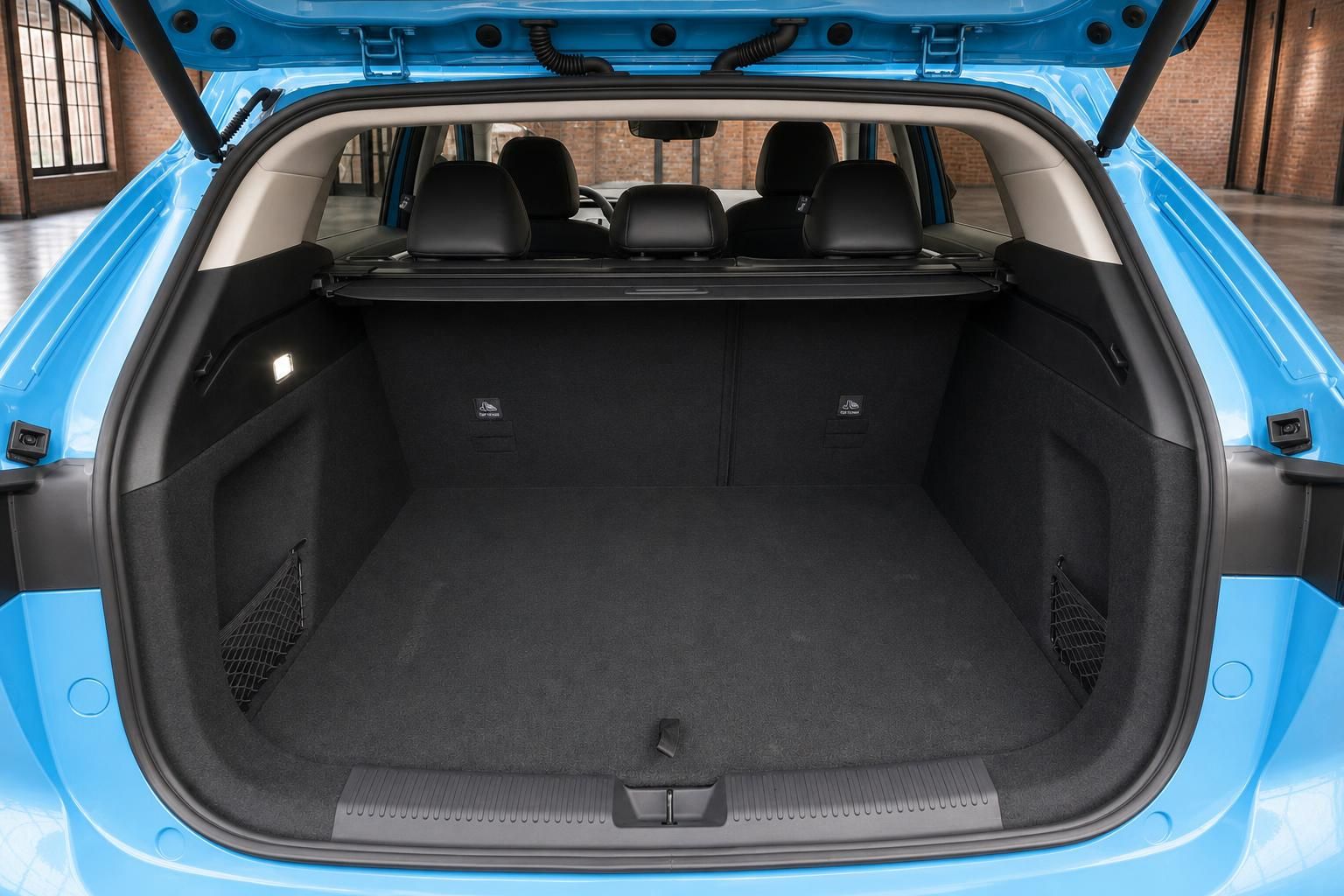 MG SUV blau – geöffneter Kofferraum mit großem Laderaum und Gepäcknetz