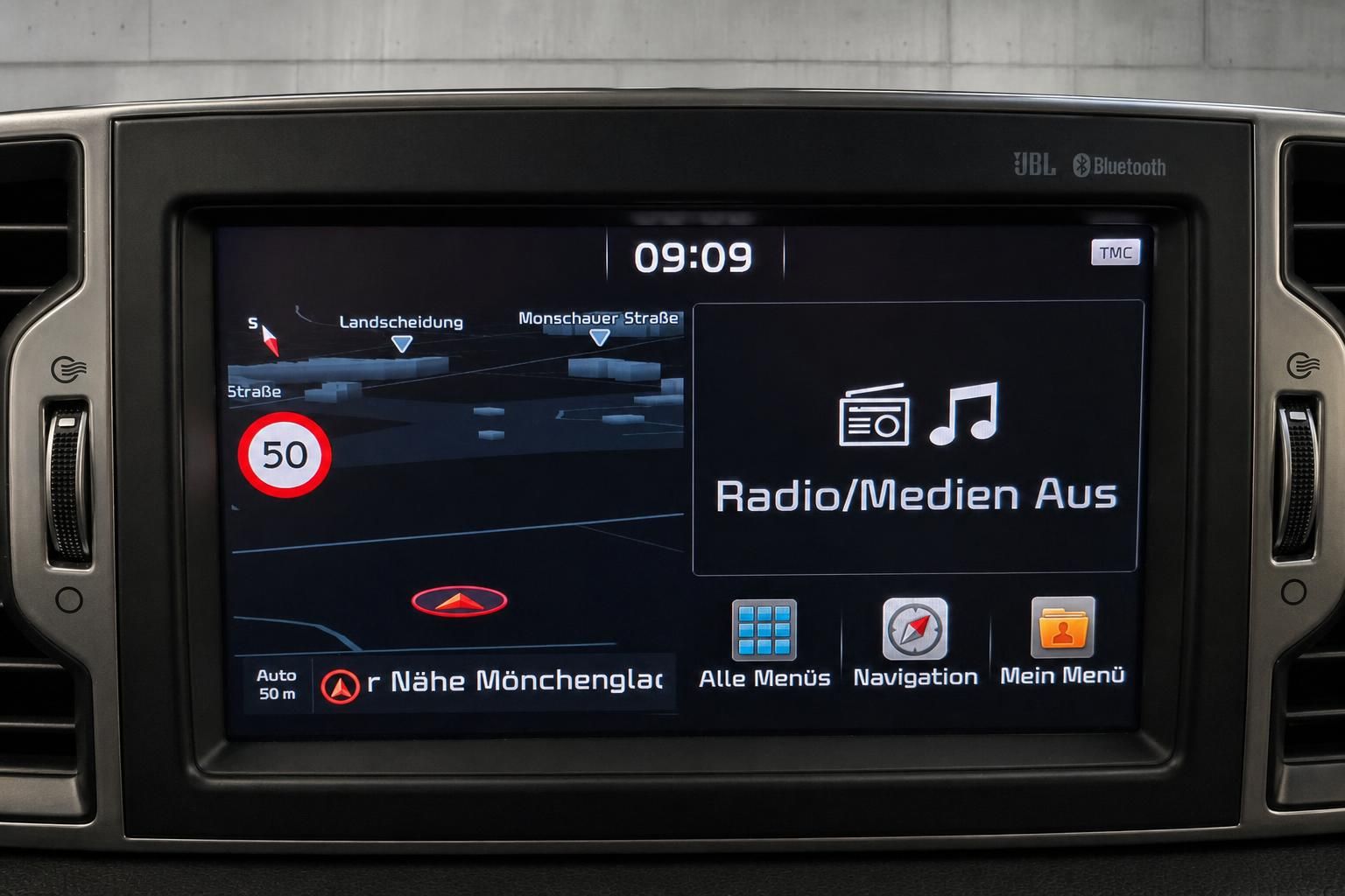 Navigationssystem mit Kartenansicht im Fahrzeug-Cockpit