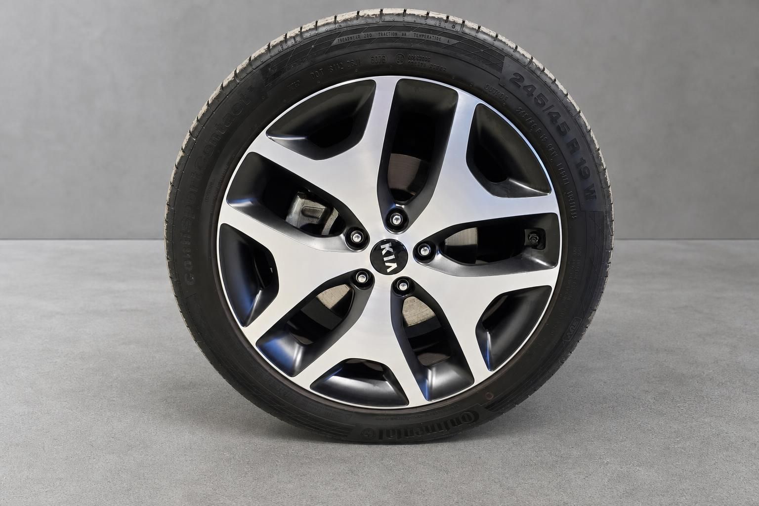 Kia Alufelge mit Continental Reifen 245/45 R19 Nahaufnahme