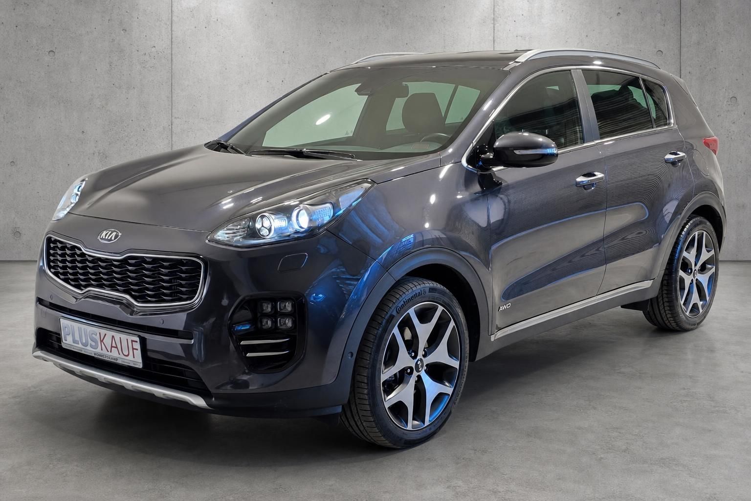 Kia Sportage GT-Line in Anthrazit, Frontansicht schraeg im Studio