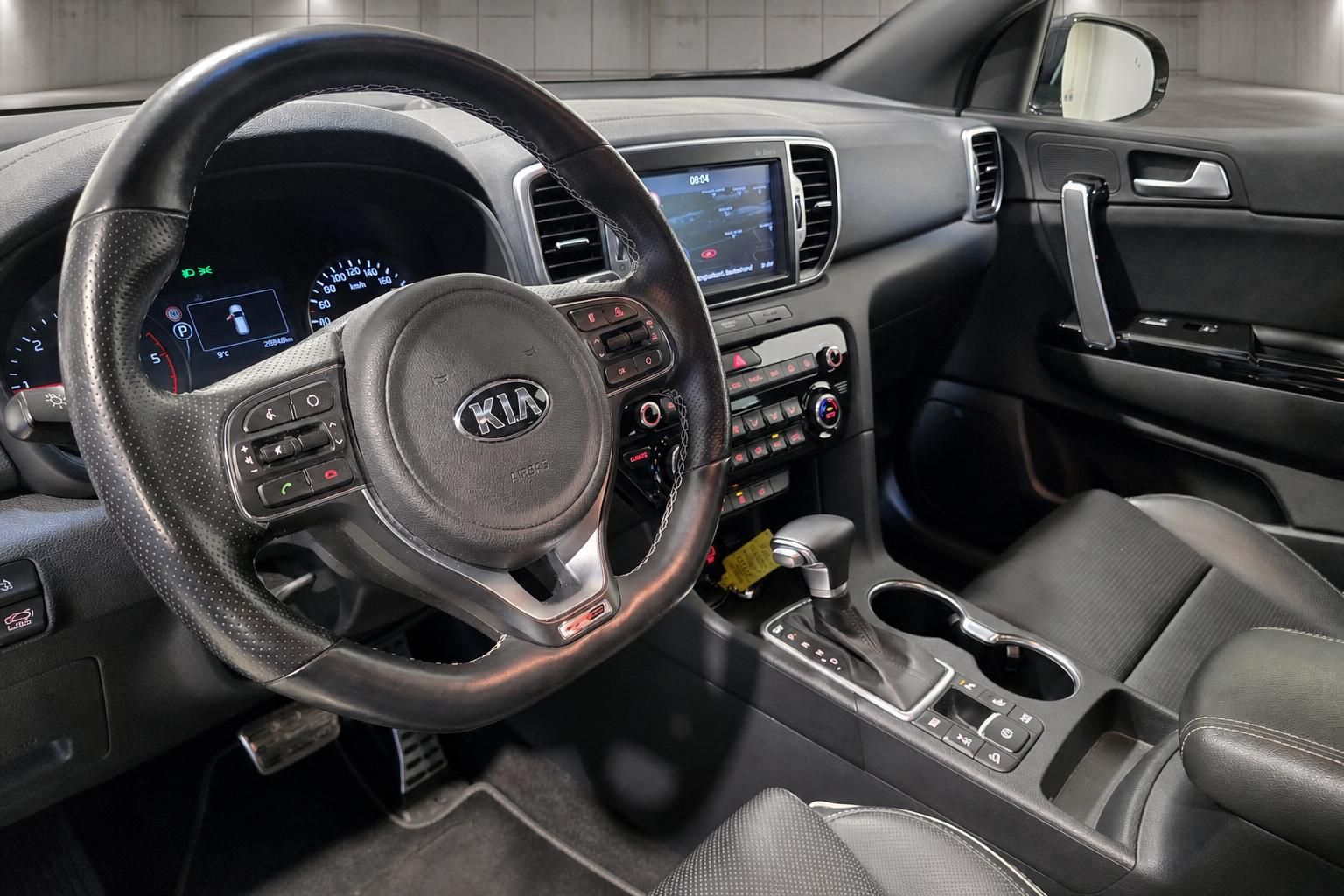 Kia Sportage Innenraum, Cockpit mit Lenkrad und Multimedia-Display