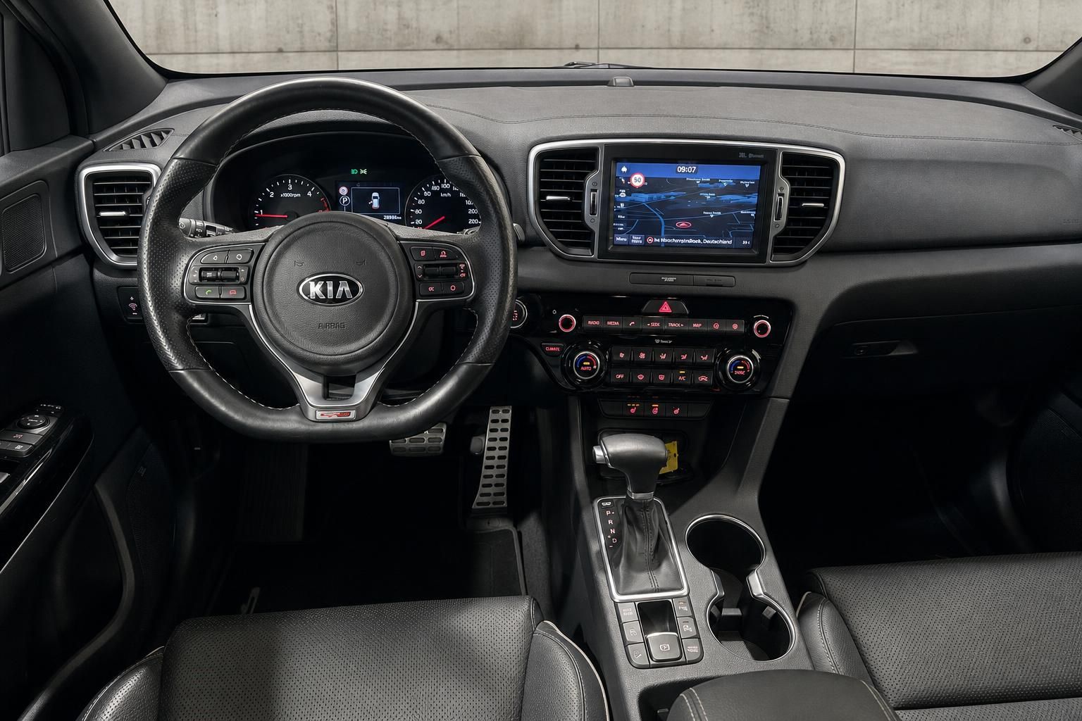 Kia Sportage Cockpit mit Lenkrad, Navigationsdisplay und Automatikgetriebe