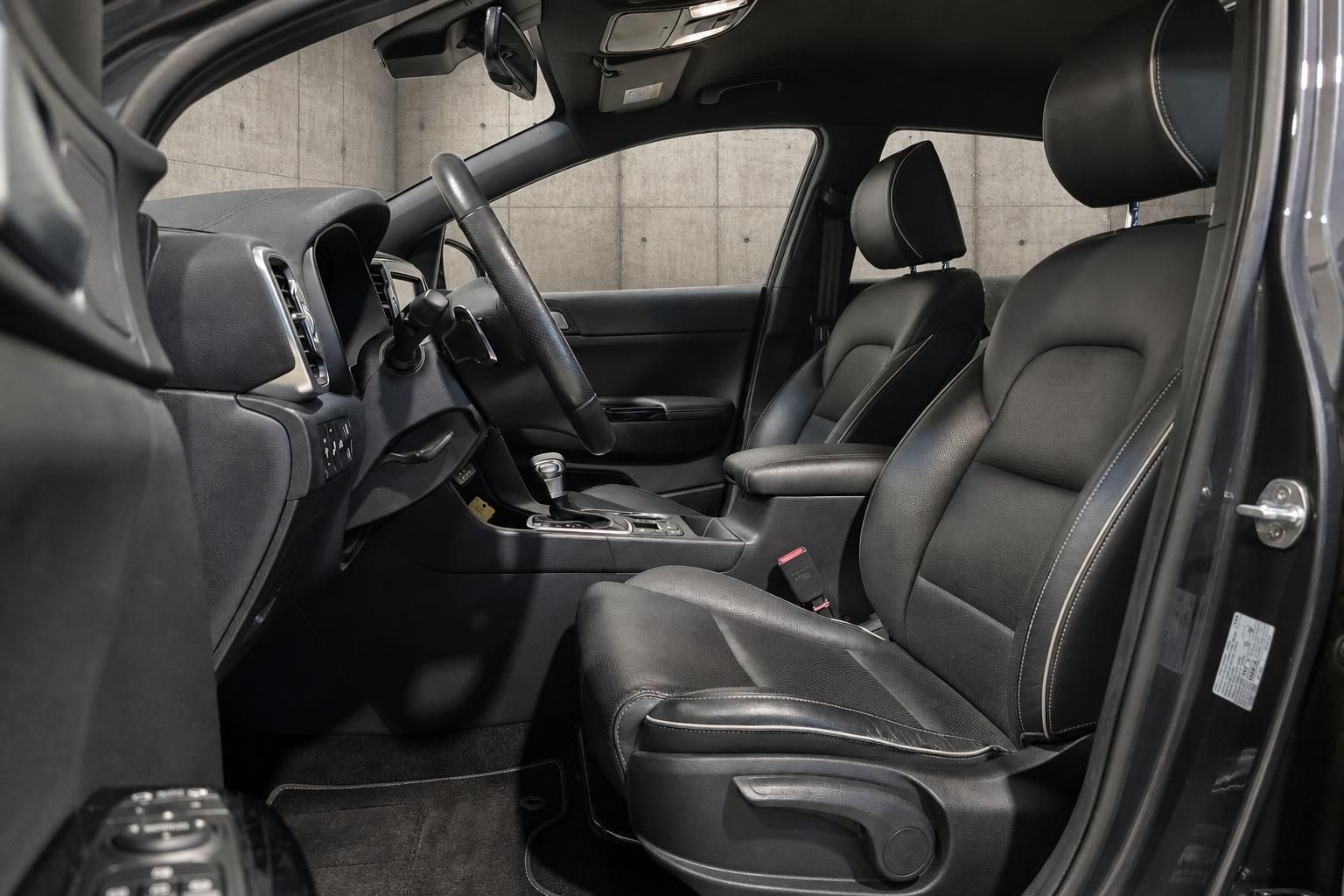 Kia Sportage Vordersitze und Innenraum mit Blick durch geöffnete Tür