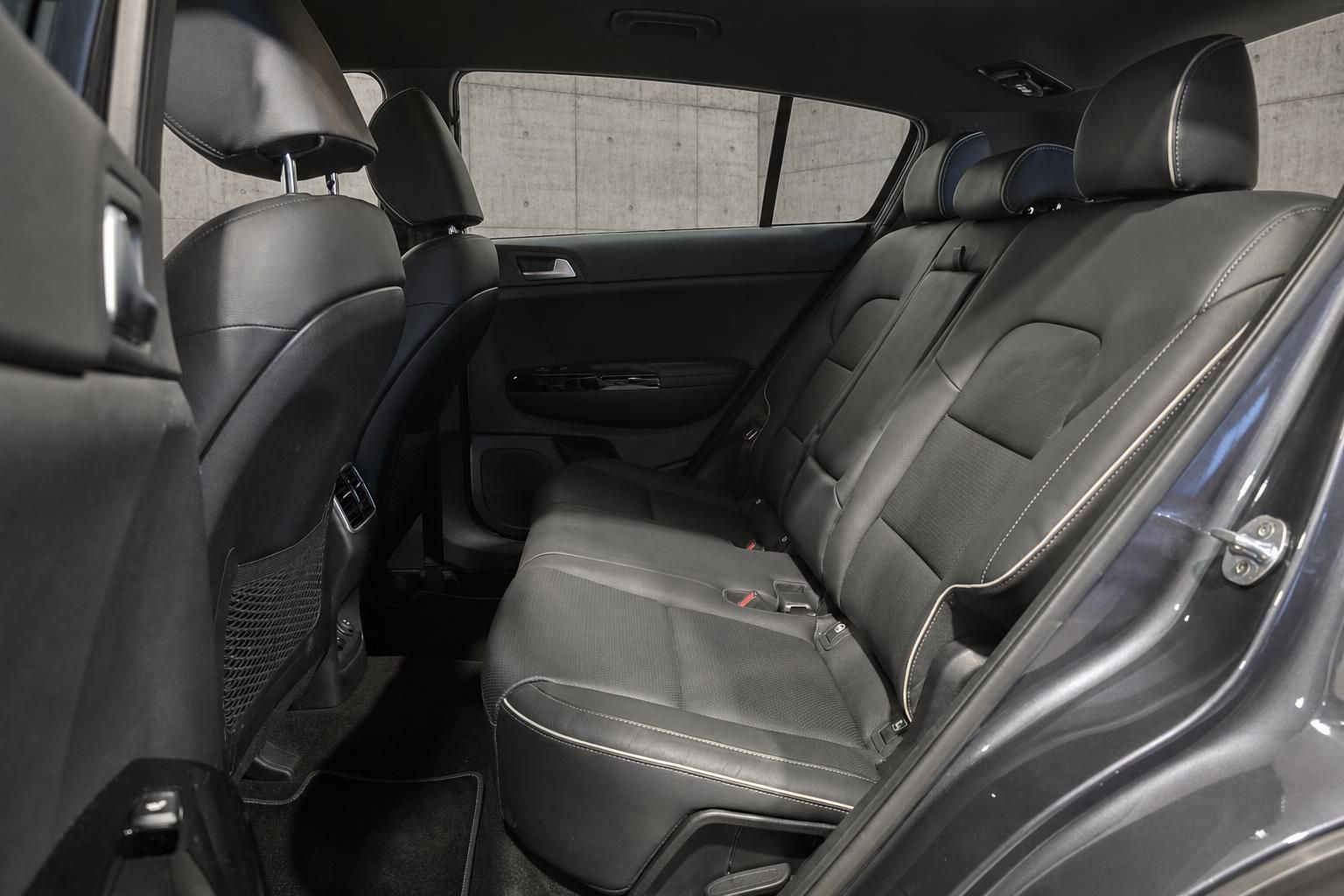 Kia Sportage Rücksitzbank aus schwarzem Leder mit Kopfstützen